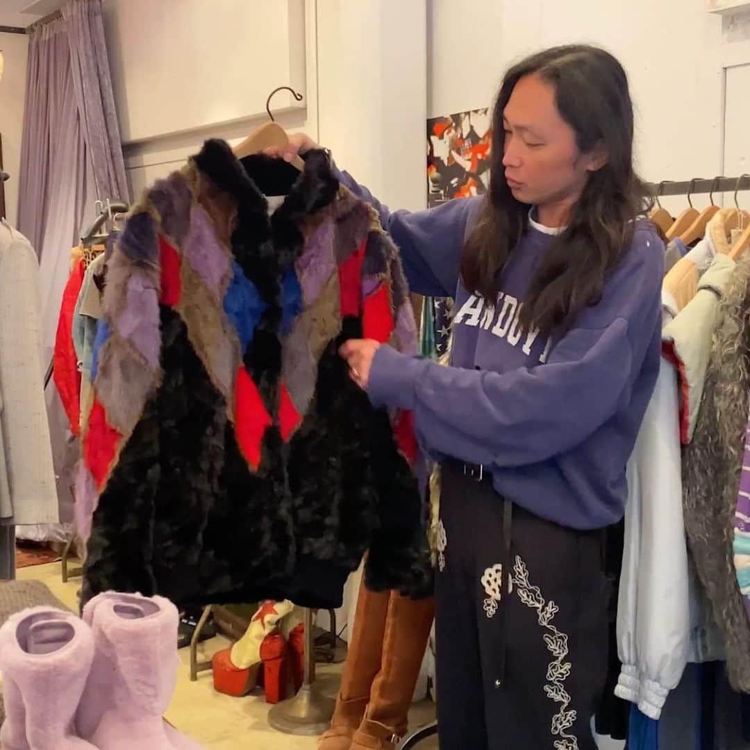 VOGUE JAPANのインスタグラム：「デザインにこだわり抜いた古着がほしいなら @velvet_shimokitawa！名ヴィンテージショップを巡る動画シリーズ#HiddenFashionParadise 🖤空間ごと楽しめるお店で、個性あふれる洋服とたくさん出会うことができるはず。  #hiddenfashionparadise #古着屋 #ヴィンテージショップ #VELVET」