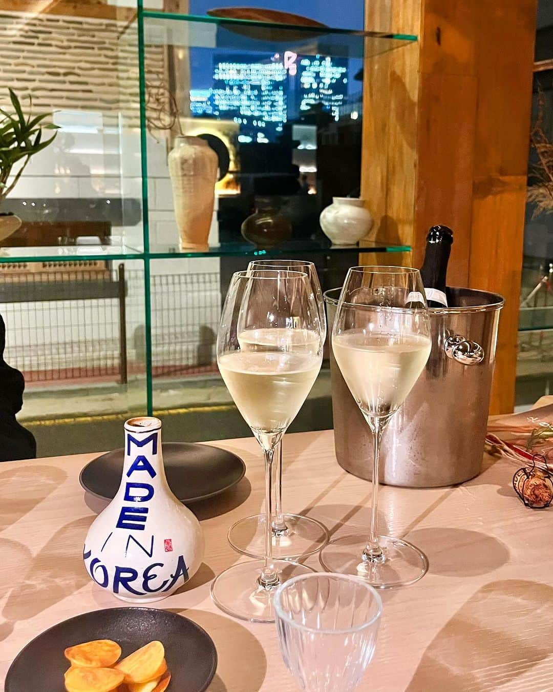 ANRIさんのインスタグラム写真 - (ANRIInstagram)「@on6.5_seoul 🥂✨ 분위기 좋구 맛이구 너므 행복한 시간이엇오요 .. 🤍 ワインを飲んでお顔は真っ赤でも記念写真 ㅎㅎ 撮影で伺ったのですが、幸せな時間でした♡ #온6점5 #온65 母と同じことをしててふふっと思った瞬間☺️」12月11日 19時31分 - annnchannn