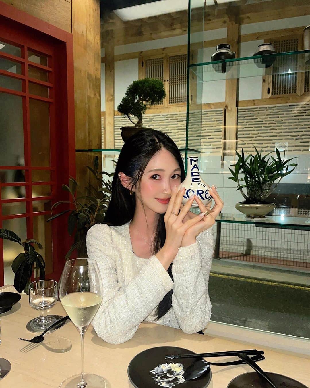 ANRIさんのインスタグラム写真 - (ANRIInstagram)「@on6.5_seoul 🥂✨ 분위기 좋구 맛이구 너므 행복한 시간이엇오요 .. 🤍 ワインを飲んでお顔は真っ赤でも記念写真 ㅎㅎ 撮影で伺ったのですが、幸せな時間でした♡ #온6점5 #온65 母と同じことをしててふふっと思った瞬間☺️」12月11日 19時31分 - annnchannn