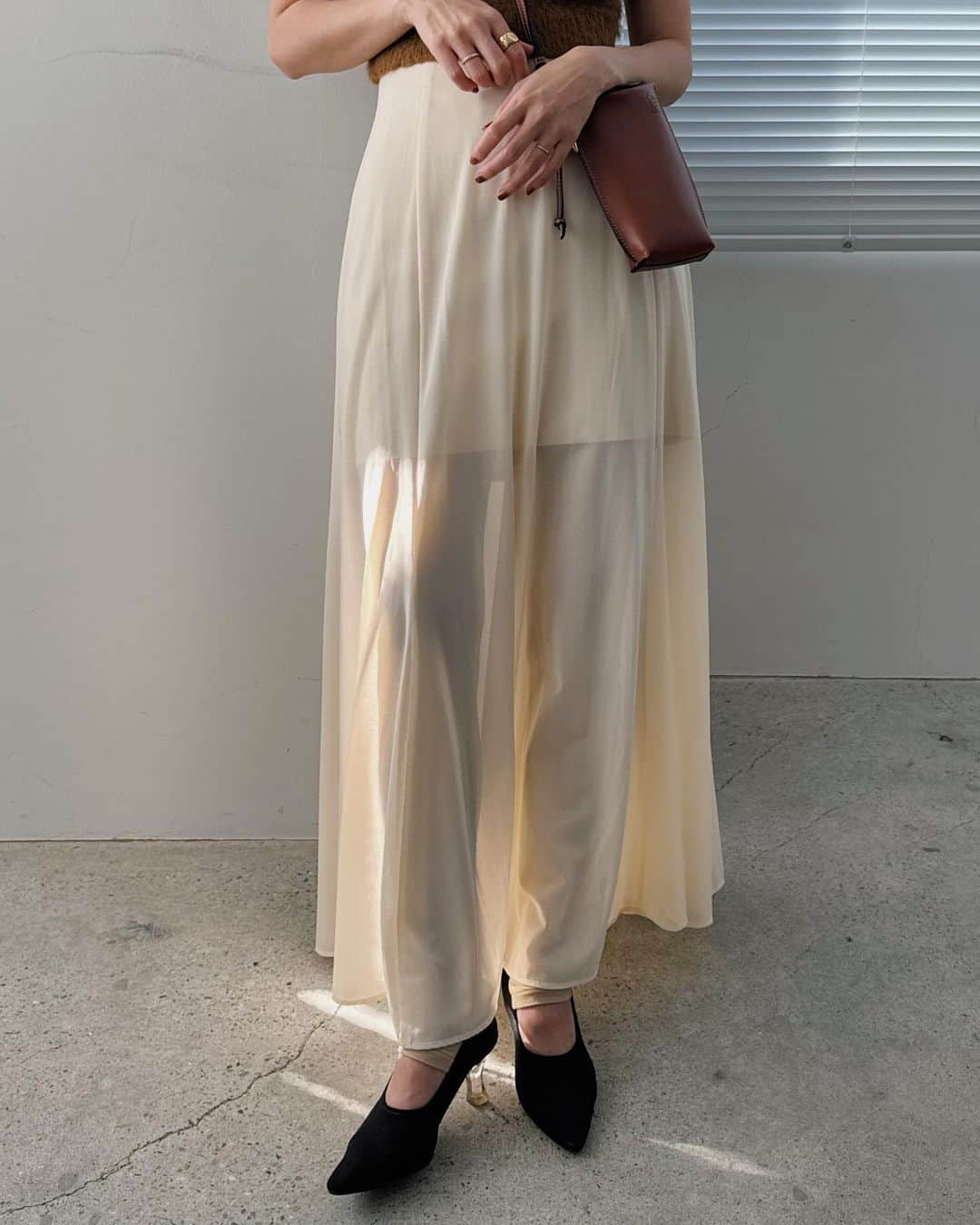 松本恵奈さんのインスタグラム写真 - (松本恵奈Instagram)「先行予約アイテムのシアーSK. TOPSと同じシアーメッシュ素材を使ったスカート。 細かいメッシュが上品で軽やかな印象な一枚です♡ シルエットは女性らしいフレアマーメイドでインナーが 透けないように中にミニスカートがついています○ このSKはIVO狙ってます♡ 歩くととても綺麗で可愛くなりすぎないところもお気に入りポイントです♡ こちらも是非お楽しみに♡ #clane #先行予約アイテム #clane24sspreorder」12月11日 19時31分 - ena1123