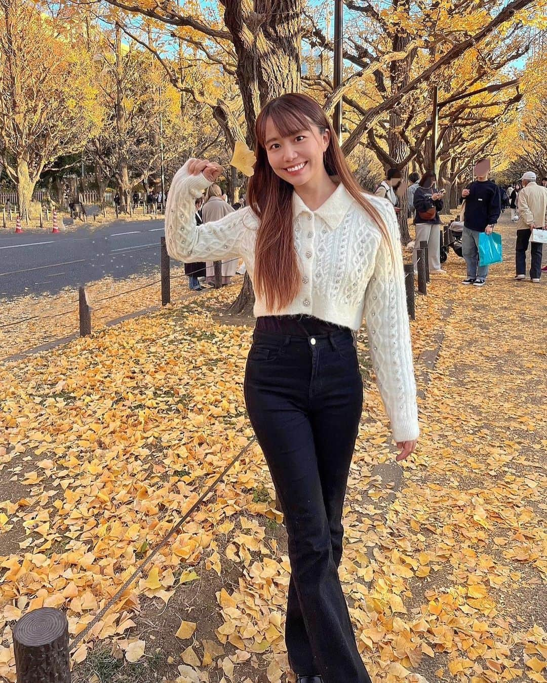 とくさきのインスタグラム：「初めて見に行けた外苑いちょう並木🍁💕 12月でも全然いい感じだった✨ そしてこの日はめちゃくちゃ暖かかったよ🥰❤️ . #外苑いちょう並木#いちょう並木#女の子ママ#0歳児ママ」