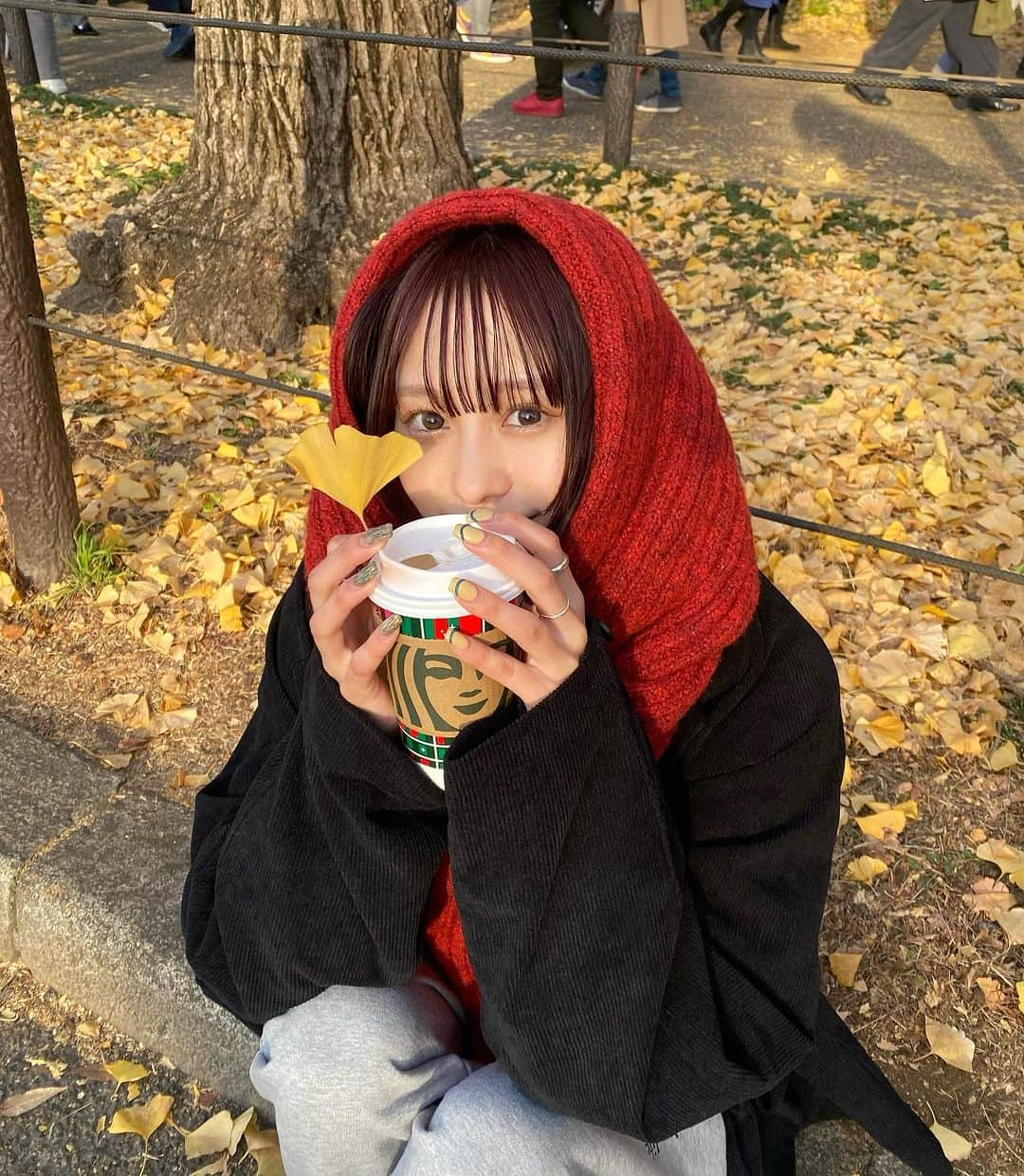 中村侑里のインスタグラム：「⁡ ⁡ 12月なのに全然寒くなかった🍂🍁 ⁡ けど今年はマフラーを沢山ゲットしたので、 毎日つけちゃうよ🧣  ⁡」