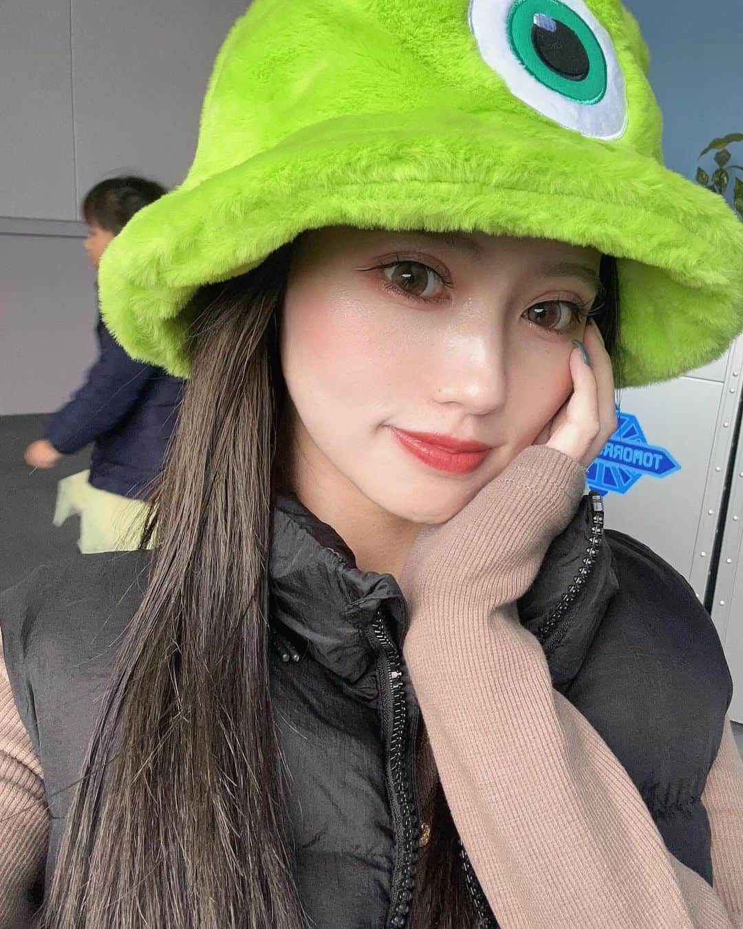 羽方るなさんのインスタグラム写真 - (羽方るなInstagram)「この前ディズニーランド行ってきた🏰💖🐹 マイクの帽子欲しかった😂  そういえばずっと二重整えたくて、二重施術No.1の @sbc_akao   先生の所にお願いしにいってきた🥹🥹 怖かったけど、先生優しいし安心できてメイク楽になったしやってよかったすぎる🥹💖  もともと線がたくさんあって、上の線を強調したかんじ👁️✨  デザインも何パターンもしてくれてお気に入りの目になったハッピーライフ😊  #ディズニー #ディズニーランド #秋コーデ #美容整形 #整形 #二重整形 #埋没法 #クイックコスメティーク #クイックコスメティークトリプル #クイックコスメティークトリプルneo」12月11日 19時34分 - lunachi_0921