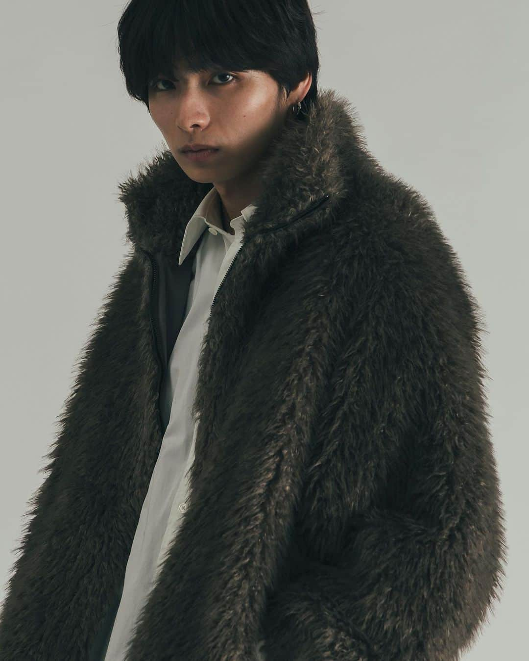 Lui's Lui's official instagramさんのインスタグラム写真 - (Lui's Lui's official instagramInstagram)「BIG fur blouson / black , charcoal gray  Lui's(ルイス)23AWコレクションより、ボリューム感あるファーが特徴的なBIG ファーブルゾンの登場です。スポーティーなトラックジャケットをファー素材で表現した新しいテイストのブルゾンです。  【素材】 素材には、リアルファーのような毛並みのポリエステル素材のファーを使用。 通常のファーよりも毛が長く、ボリューミーな見た目が特徴的。 見た目以上に軽く、ストレスレスに着て頂けます。 また、しっかりと暖かさもあるので、秋冬には丁度肉感の素材です。  #furblouson #メンズファッション #メンズコーデ #アウターコーデ #ブラックコーデ #ファーコート #ファーブルゾン」12月11日 19時35分 - luis_official___