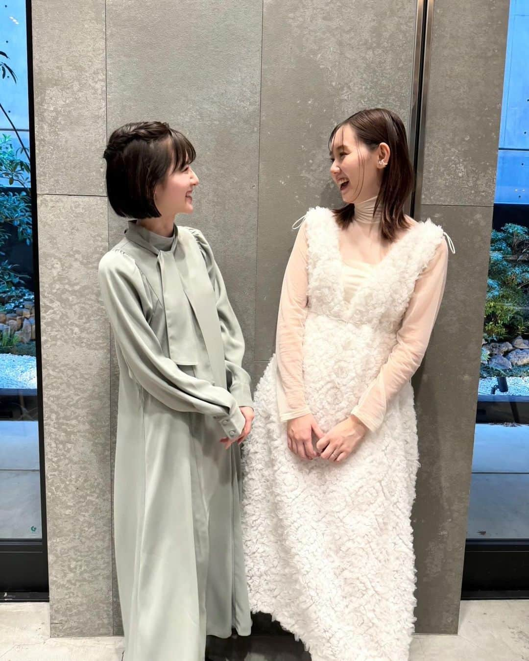 糸原美波さんのインスタグラム写真 - (糸原美波Instagram)「先日、まなみんとけいちゃんのイベントにて MCをさせていただきました 🎤♡  サプライズでということだったので、 緊張していたのですが みなさんが温かく迎えてくださって とても嬉しかったです。 ありがとうございました 😌♡  改めて、二人とも結婚おめでとう 💍✨ そしていつもありがとう 🫶🏻  この時着ているお洋服質問があったのですが、 @arumdy_official のワンピースです 🌿  オケージョンにも着られるみたいで、 リボンも前と後ろどっちでも結べるみたい 🎀  ぜひチェックしてみて下さい ✔︎  #ドラ恋」12月11日 19時36分 - minami_itohara