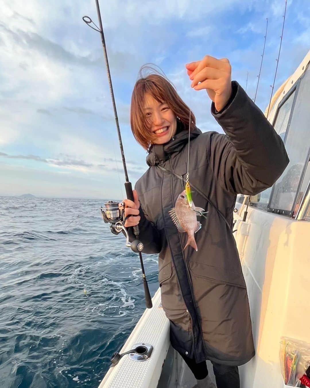 熊本比奈さんのインスタグラム写真 - (熊本比奈Instagram)「.. ‪🎣‬3回目  よし丸カップ!! @yoshimaru7788   根魚を5匹ほどゲット!! でもやっぱり青物が欲しいのです。笑  が、欲を出しすぎると 魚も生き物だからバレるけ良くない🤣 釣りの時は魚と精神統一。笑  ⛴ @sea_noel  スーパーライトジギング SLG  ありがとうございました！！！  ※防寒着の下に腰巻きライフジャケットを着用しています  ダウンを使わせていただきました！ めちゃくちゃ暖かかった☺️ @san_ei.sports   #釣り女子 #アングラー  #スーパーライトジギング  #よし丸カップ #福岡 #糸島」12月11日 19時38分 - hina1202km