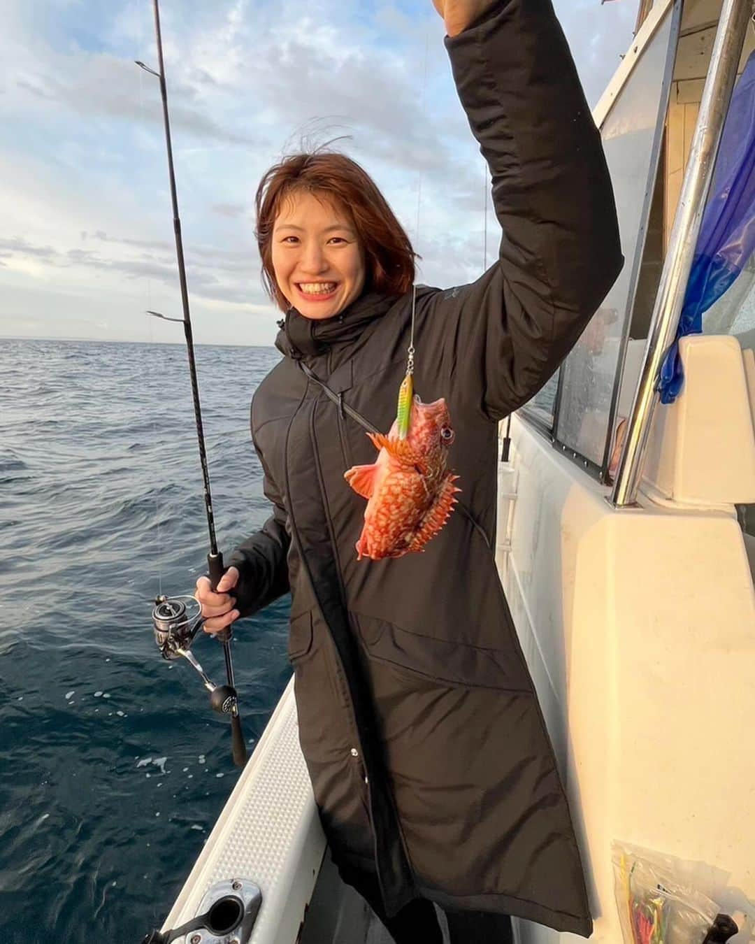 熊本比奈さんのインスタグラム写真 - (熊本比奈Instagram)「.. ‪🎣‬3回目  よし丸カップ!! @yoshimaru7788   根魚を5匹ほどゲット!! でもやっぱり青物が欲しいのです。笑  が、欲を出しすぎると 魚も生き物だからバレるけ良くない🤣 釣りの時は魚と精神統一。笑  ⛴ @sea_noel  スーパーライトジギング SLG  ありがとうございました！！！  ※防寒着の下に腰巻きライフジャケットを着用しています  ダウンを使わせていただきました！ めちゃくちゃ暖かかった☺️ @san_ei.sports   #釣り女子 #アングラー  #スーパーライトジギング  #よし丸カップ #福岡 #糸島」12月11日 19時38分 - hina1202km