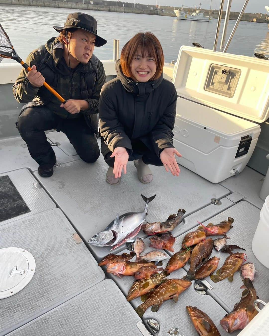 熊本比奈さんのインスタグラム写真 - (熊本比奈Instagram)「.. ‪🎣‬3回目  よし丸カップ!! @yoshimaru7788   根魚を5匹ほどゲット!! でもやっぱり青物が欲しいのです。笑  が、欲を出しすぎると 魚も生き物だからバレるけ良くない🤣 釣りの時は魚と精神統一。笑  ⛴ @sea_noel  スーパーライトジギング SLG  ありがとうございました！！！  ※防寒着の下に腰巻きライフジャケットを着用しています  ダウンを使わせていただきました！ めちゃくちゃ暖かかった☺️ @san_ei.sports   #釣り女子 #アングラー  #スーパーライトジギング  #よし丸カップ #福岡 #糸島」12月11日 19時38分 - hina1202km