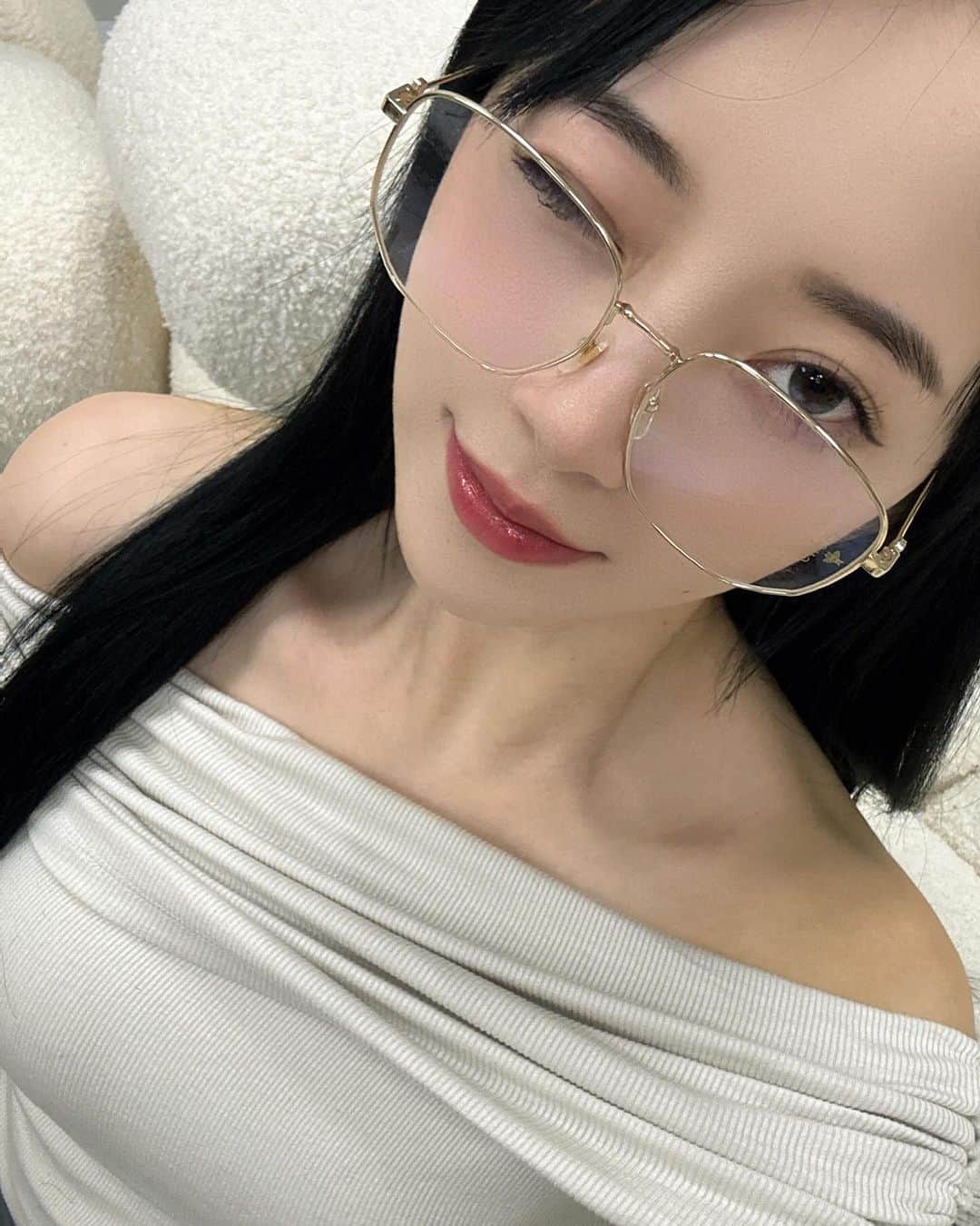 堀未央奈のインスタグラム：「🖤👓」
