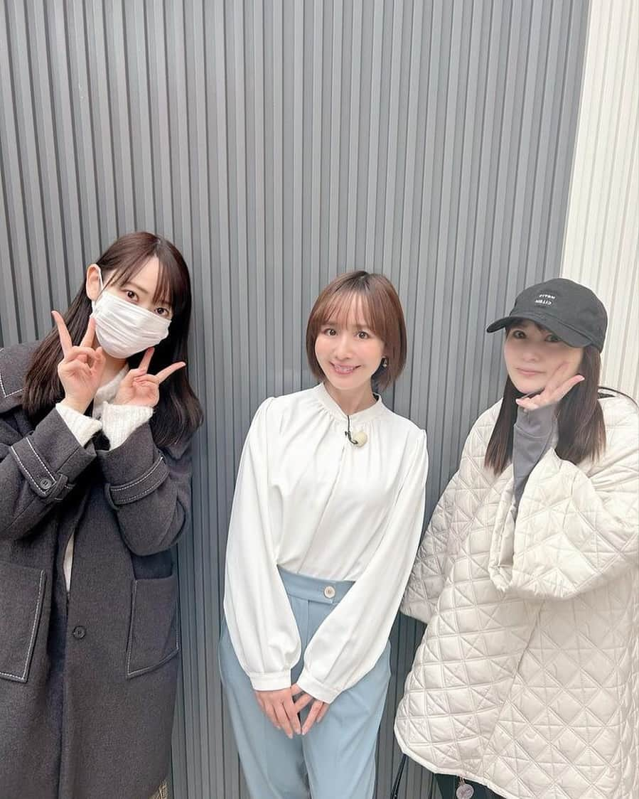 山川恵里佳さんのインスタグラム写真 - (山川恵里佳Instagram)「♡♡♡  ロケ中めちゃめちゃ可愛い2人に声かけられたと思ったら 浜田翔子ちゃん浜田コウちゃん姉妹だった♡  久しぶりに会えて話せてうれしい！ 声かけてくれてありがとう🫶  ロケの合間マネージャーさんと2人の話で盛り上がってます☺︎  @shoko_hamada  @kou0929」12月11日 19時42分 - erika_3_official