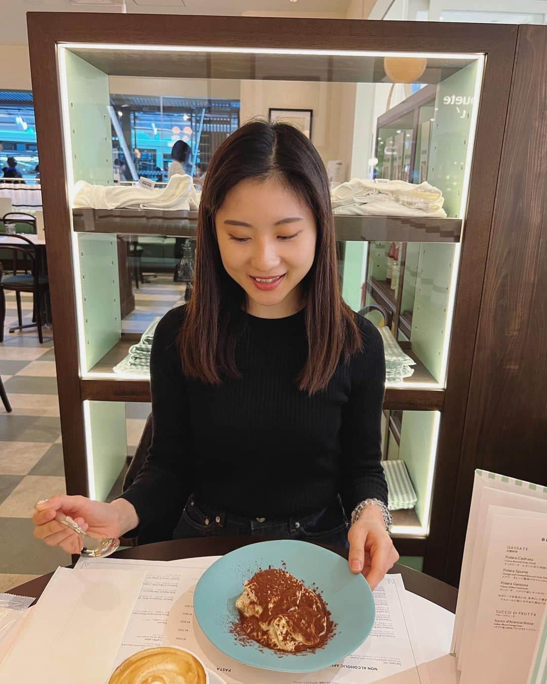 林萌々香さんのインスタグラム写真 - (林萌々香Instagram)「行ってみたかったLina Stores🇬🇧☕️ お店のカラーとグッズも可愛かった☺️ やまりなと一緒に行こうと約束してたから嬉しかったな🥰  #linastores」12月11日 19時43分 - momoka_hayashi