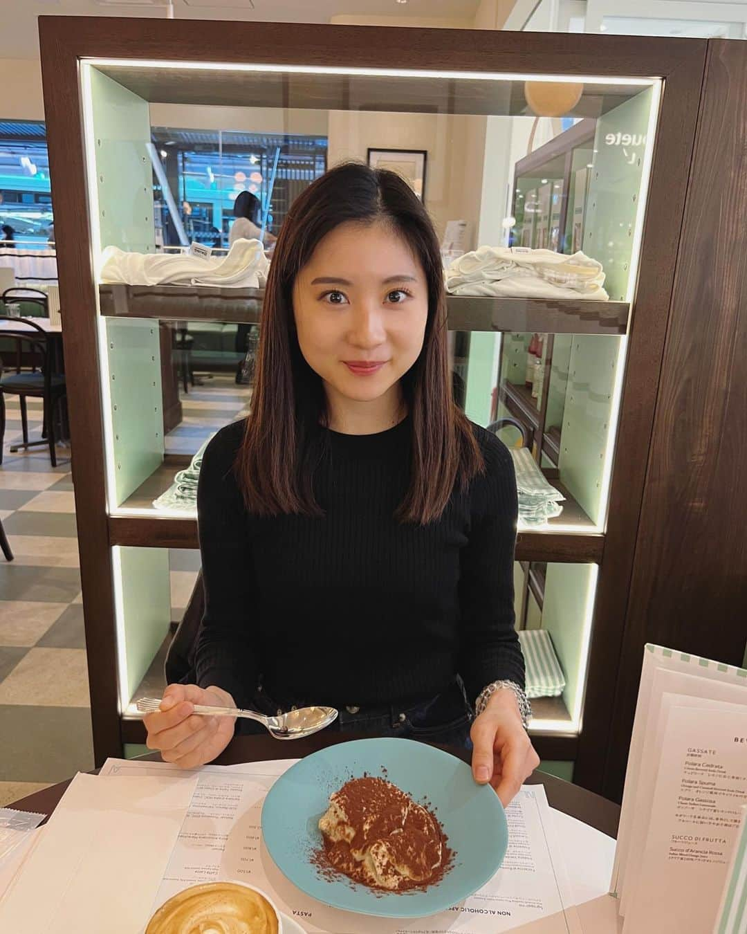 林萌々香さんのインスタグラム写真 - (林萌々香Instagram)「行ってみたかったLina Stores🇬🇧☕️ お店のカラーとグッズも可愛かった☺️ やまりなと一緒に行こうと約束してたから嬉しかったな🥰  #linastores」12月11日 19時43分 - momoka_hayashi