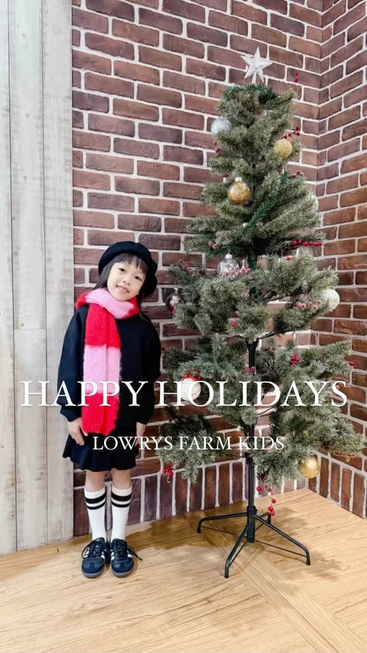 LOWRYS FARM-TWのインスタグラム：「LOWRYS FARM KIDS  “HAPPY HOLIDAYS”  即將到來的聖誕節和派對季節♡ 孩子們的聖誕節穿搭  I wish you a happy holiday...★  ⁡ ★girl:115cm(120cm著用) ★LOWRYS FARM【官網/台中LLP限定】童素面簡約光澤感長袖針織上衣-三色-983870 ★LOWRYS FARM【官網/台中LLP限定】童素面喇叭時尚迷你短裙-三色-983867 ★LOWRYS FARM【官網/台中LLP限定】童絨毛粗橫條紋圍巾-三色-970834 ★LOWRYS FARM【官網/台中LLP限定】童英文印花針織長袖上衣-二色-987984 ★LOWRYS FARM【官網/台中LLP限定】童毛茸茸花朵圖案開襟罩衫-二色-973679 ★LOWRYS FARM【官網/台中LLP限定】童可愛薄紗蓬鬆傘襬迷你裙-二色-991386 ★LOWRYS FARM【官網/台中LLP限定】童棉質胸前字母標語寬版連身洋裝-三色-982922 ★LOWRYS FARM【官網/台中LLP限定】童大口袋工裝外套-三色-967380  #lowrysfarmkids  #ローリーズファーム #ローリーズファームキッズ #kids #キッズ #童裝 #日本童裝 #聖誕穿搭 #xmascollection」