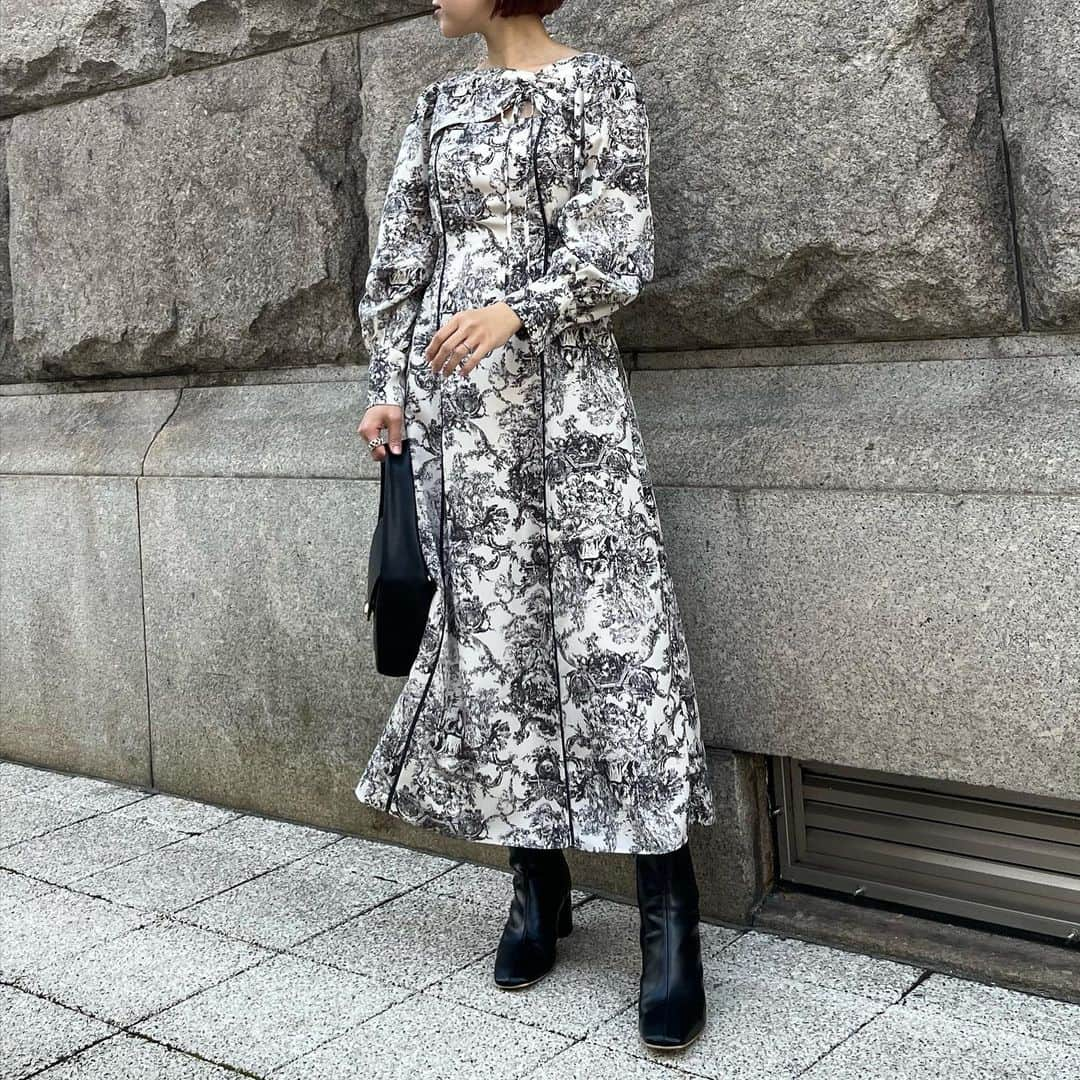 LAGUNAMOONさんのインスタグラム写真 - (LAGUNAMOONInstagram)「【PICKUP STYLING】 〈神戸マルイ〉NAKAMURA（@lagunamoon__nanami）  #デコルテカッティングジュイワンピース Color：アイボリー/ネイビー Size:S/M Price:¥19,800（in tax）  クラシカルで上品な印象のトワルドジュイ柄のワンピース。 デコルテに入ったドロストでさりげない肌見せデザインが、女性らしい抜け感を与えてくれます。  @lagunamoon_shop プロフィールのURLよりご覧下さい。  #LAGUNAMOON #LAGUNAMOON_SHOP #ラグナムーン#骨格ウェーブ#骨格ウェーブコーデ#イエベ秋コーデ#159センチ」12月11日 19時48分 - lagunamoon_shop