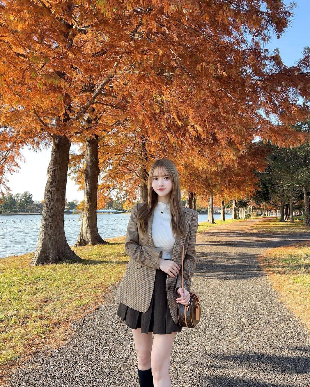 ゆめさんのインスタグラム写真 - (ゆめInstagram)「秋🌰らしくブラウンコーデ🧋🤎  ジャケット @diagramofficial  トップス @shein_japan  スカート @韓国 ベルト @hermes  ローファー @hermes  バッグ @louisvuitton   ジャケットはこの秋買ったアイテムで1番お気に入り♥ こういうジャケットが欲しかったの！🥺 どこもオーバーサイズのジャケットばかりだったから やっと理想のシルエットを見つけて即買いだったよ🫶🏻🤎  茶色好きすぎる😘🧋  #ブラウンコーデ #ジャケットコーデ #ootd #ジャケット #プリーツスカート #水元公園 #紅葉」12月11日 19時48分 - ___yu.me___
