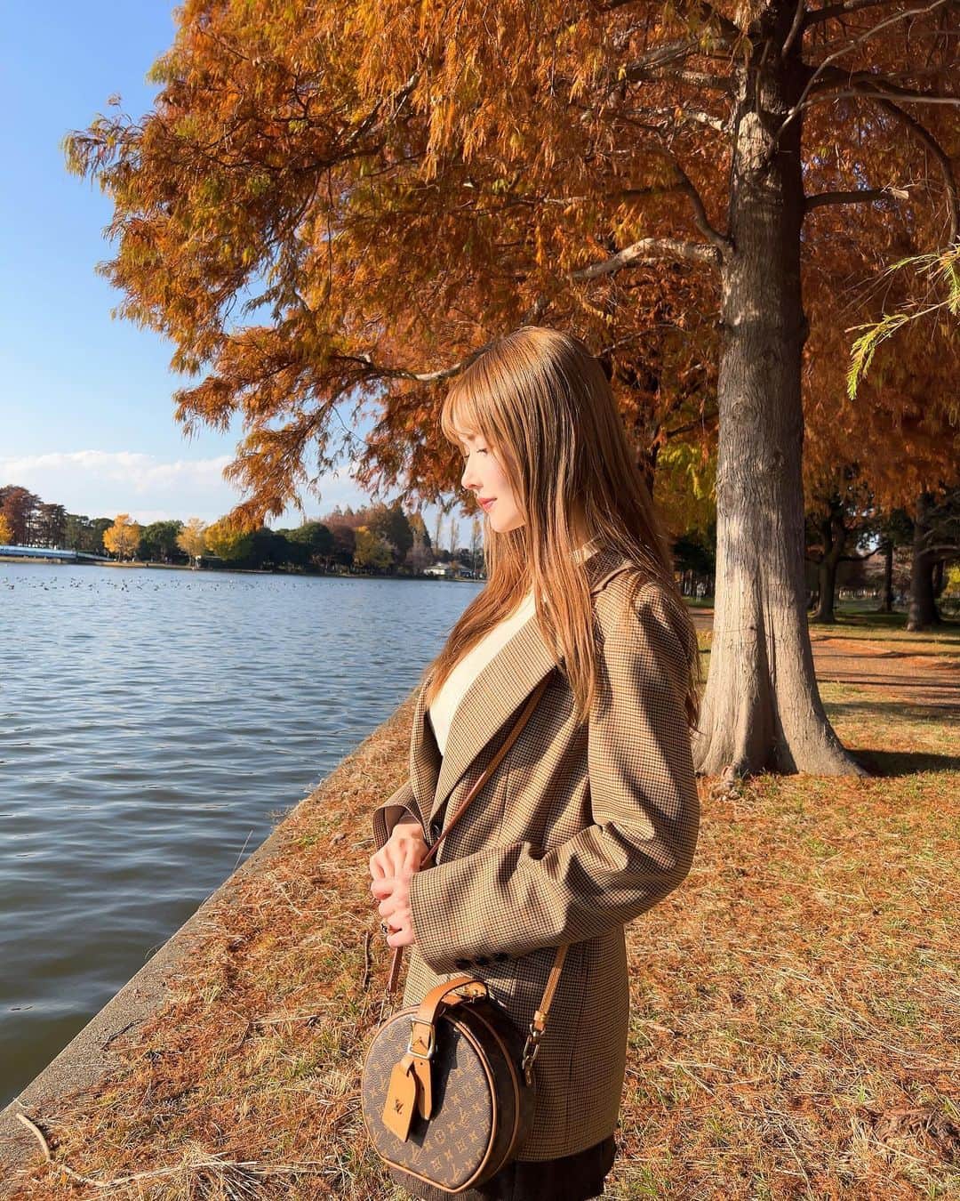 ゆめさんのインスタグラム写真 - (ゆめInstagram)「秋🌰らしくブラウンコーデ🧋🤎  ジャケット @diagramofficial  トップス @shein_japan  スカート @韓国 ベルト @hermes  ローファー @hermes  バッグ @louisvuitton   ジャケットはこの秋買ったアイテムで1番お気に入り♥ こういうジャケットが欲しかったの！🥺 どこもオーバーサイズのジャケットばかりだったから やっと理想のシルエットを見つけて即買いだったよ🫶🏻🤎  茶色好きすぎる😘🧋  #ブラウンコーデ #ジャケットコーデ #ootd #ジャケット #プリーツスカート #水元公園 #紅葉」12月11日 19時48分 - ___yu.me___