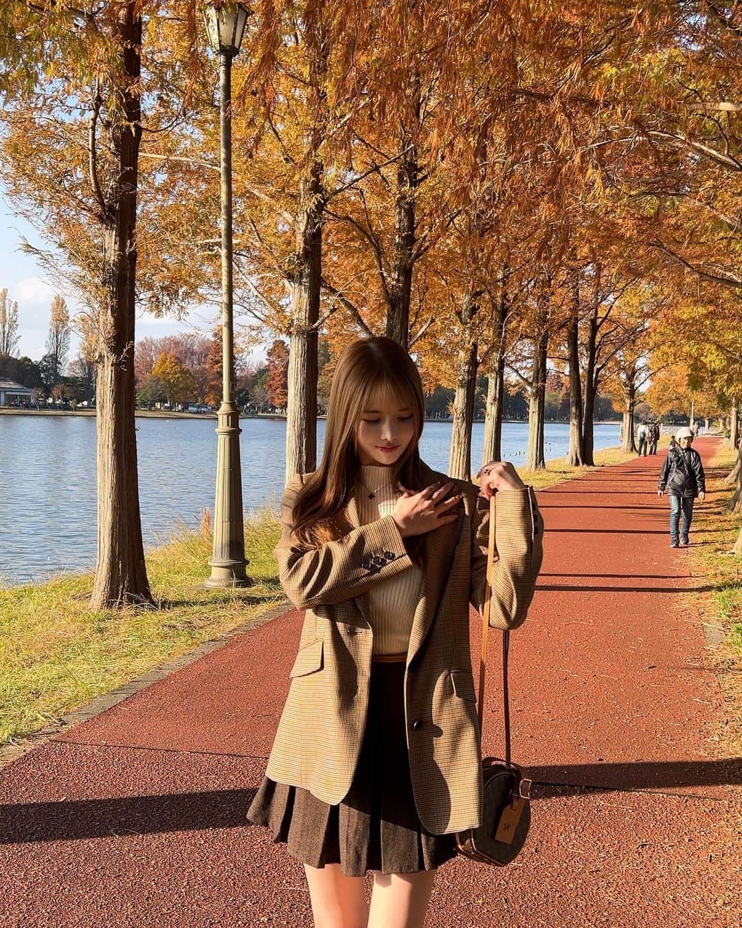 ゆめさんのインスタグラム写真 - (ゆめInstagram)「秋🌰らしくブラウンコーデ🧋🤎  ジャケット @diagramofficial  トップス @shein_japan  スカート @韓国 ベルト @hermes  ローファー @hermes  バッグ @louisvuitton   ジャケットはこの秋買ったアイテムで1番お気に入り♥ こういうジャケットが欲しかったの！🥺 どこもオーバーサイズのジャケットばかりだったから やっと理想のシルエットを見つけて即買いだったよ🫶🏻🤎  茶色好きすぎる😘🧋  #ブラウンコーデ #ジャケットコーデ #ootd #ジャケット #プリーツスカート #水元公園 #紅葉」12月11日 19時48分 - ___yu.me___