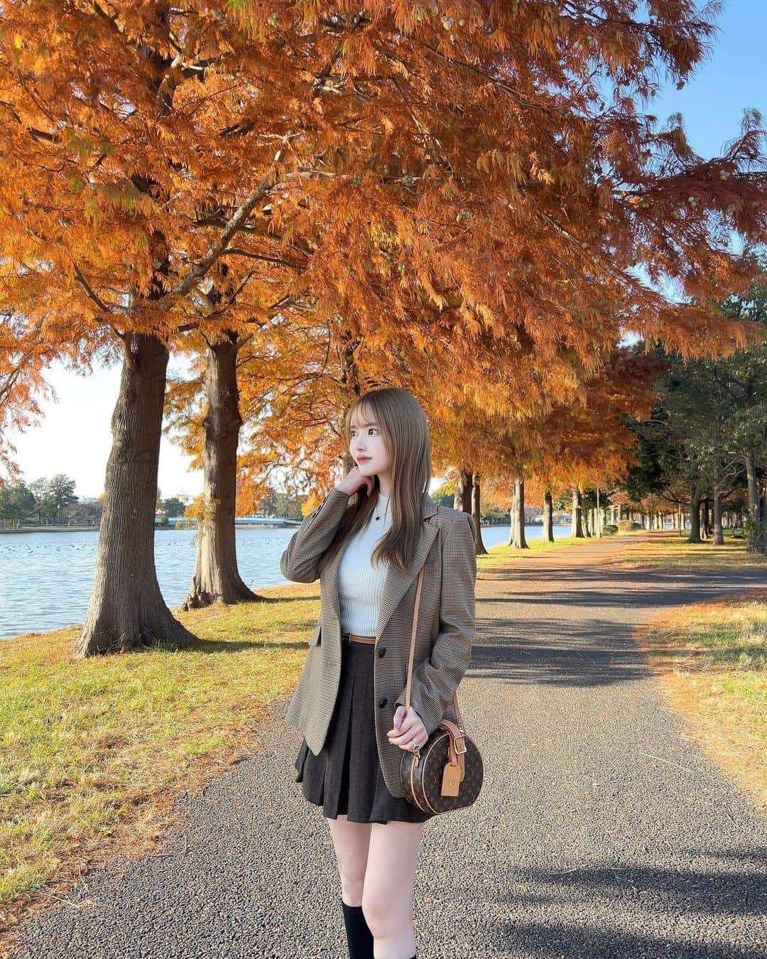 ゆめさんのインスタグラム写真 - (ゆめInstagram)「秋🌰らしくブラウンコーデ🧋🤎  ジャケット @diagramofficial  トップス @shein_japan  スカート @韓国 ベルト @hermes  ローファー @hermes  バッグ @louisvuitton   ジャケットはこの秋買ったアイテムで1番お気に入り♥ こういうジャケットが欲しかったの！🥺 どこもオーバーサイズのジャケットばかりだったから やっと理想のシルエットを見つけて即買いだったよ🫶🏻🤎  茶色好きすぎる😘🧋  #ブラウンコーデ #ジャケットコーデ #ootd #ジャケット #プリーツスカート #水元公園 #紅葉」12月11日 19時48分 - ___yu.me___