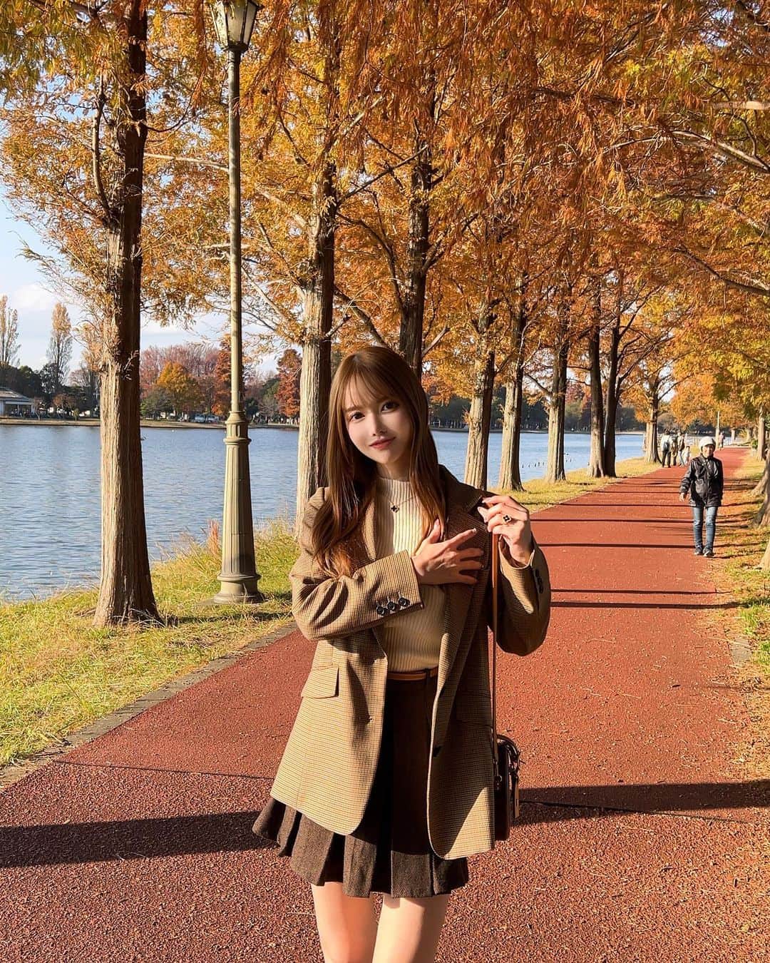 ゆめさんのインスタグラム写真 - (ゆめInstagram)「秋🌰らしくブラウンコーデ🧋🤎  ジャケット @diagramofficial  トップス @shein_japan  スカート @韓国 ベルト @hermes  ローファー @hermes  バッグ @louisvuitton   ジャケットはこの秋買ったアイテムで1番お気に入り♥ こういうジャケットが欲しかったの！🥺 どこもオーバーサイズのジャケットばかりだったから やっと理想のシルエットを見つけて即買いだったよ🫶🏻🤎  茶色好きすぎる😘🧋  #ブラウンコーデ #ジャケットコーデ #ootd #ジャケット #プリーツスカート #水元公園 #紅葉」12月11日 19時48分 - ___yu.me___