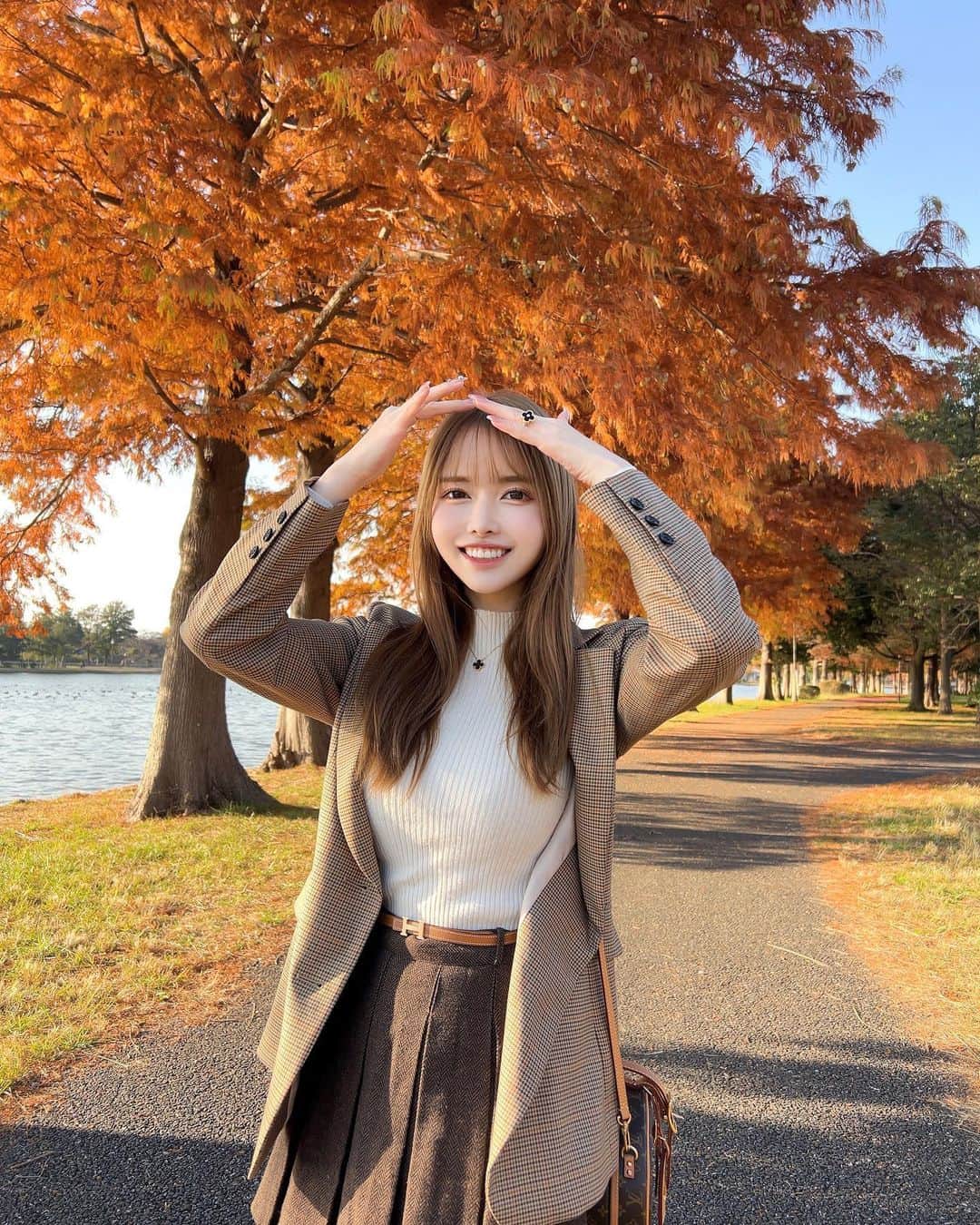 ゆめさんのインスタグラム写真 - (ゆめInstagram)「秋🌰らしくブラウンコーデ🧋🤎  ジャケット @diagramofficial  トップス @shein_japan  スカート @韓国 ベルト @hermes  ローファー @hermes  バッグ @louisvuitton   ジャケットはこの秋買ったアイテムで1番お気に入り♥ こういうジャケットが欲しかったの！🥺 どこもオーバーサイズのジャケットばかりだったから やっと理想のシルエットを見つけて即買いだったよ🫶🏻🤎  茶色好きすぎる😘🧋  #ブラウンコーデ #ジャケットコーデ #ootd #ジャケット #プリーツスカート #水元公園 #紅葉」12月11日 19時48分 - ___yu.me___