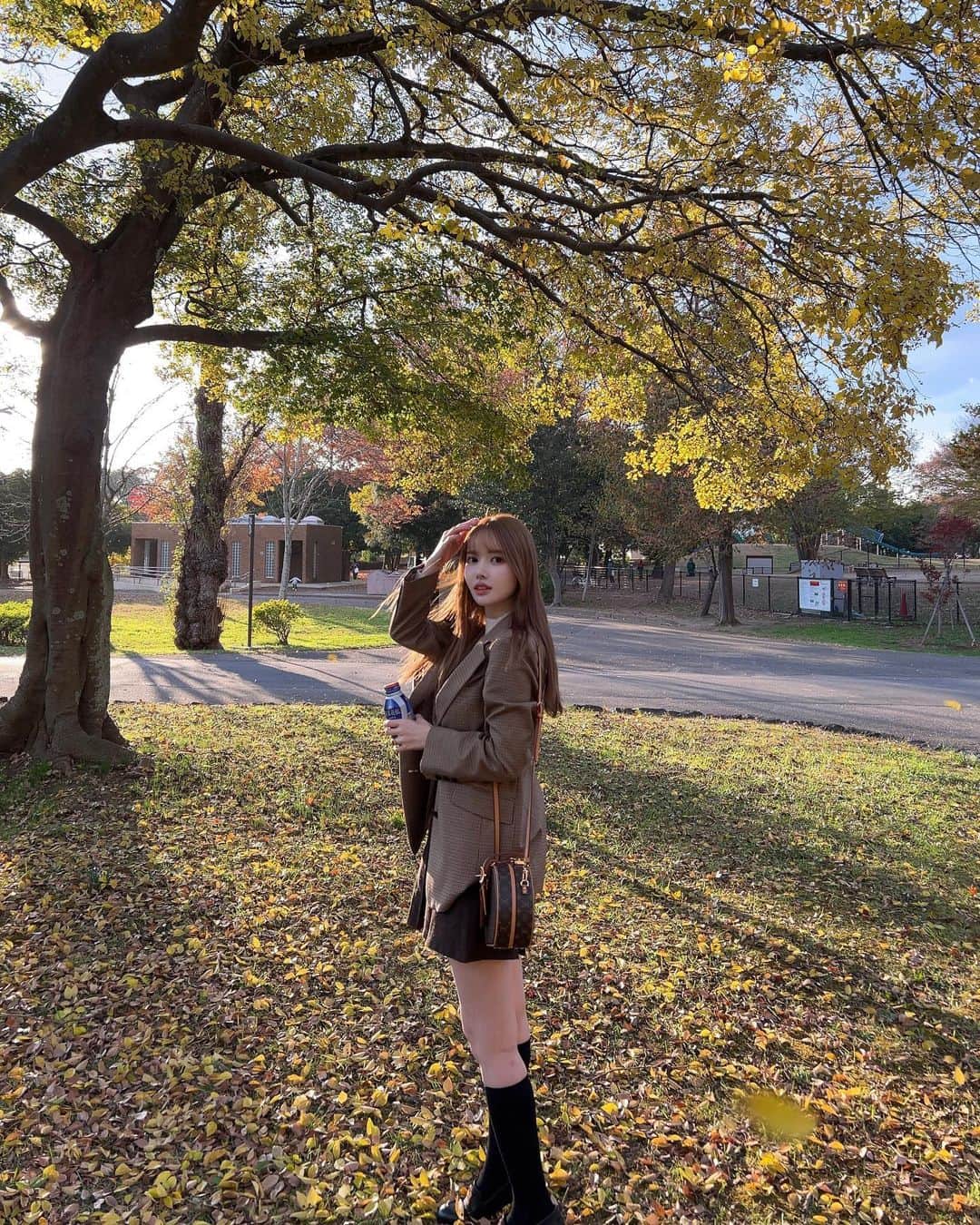 ゆめさんのインスタグラム写真 - (ゆめInstagram)「秋🌰らしくブラウンコーデ🧋🤎  ジャケット @diagramofficial  トップス @shein_japan  スカート @韓国 ベルト @hermes  ローファー @hermes  バッグ @louisvuitton   ジャケットはこの秋買ったアイテムで1番お気に入り♥ こういうジャケットが欲しかったの！🥺 どこもオーバーサイズのジャケットばかりだったから やっと理想のシルエットを見つけて即買いだったよ🫶🏻🤎  茶色好きすぎる😘🧋  #ブラウンコーデ #ジャケットコーデ #ootd #ジャケット #プリーツスカート #水元公園 #紅葉」12月11日 19時48分 - ___yu.me___