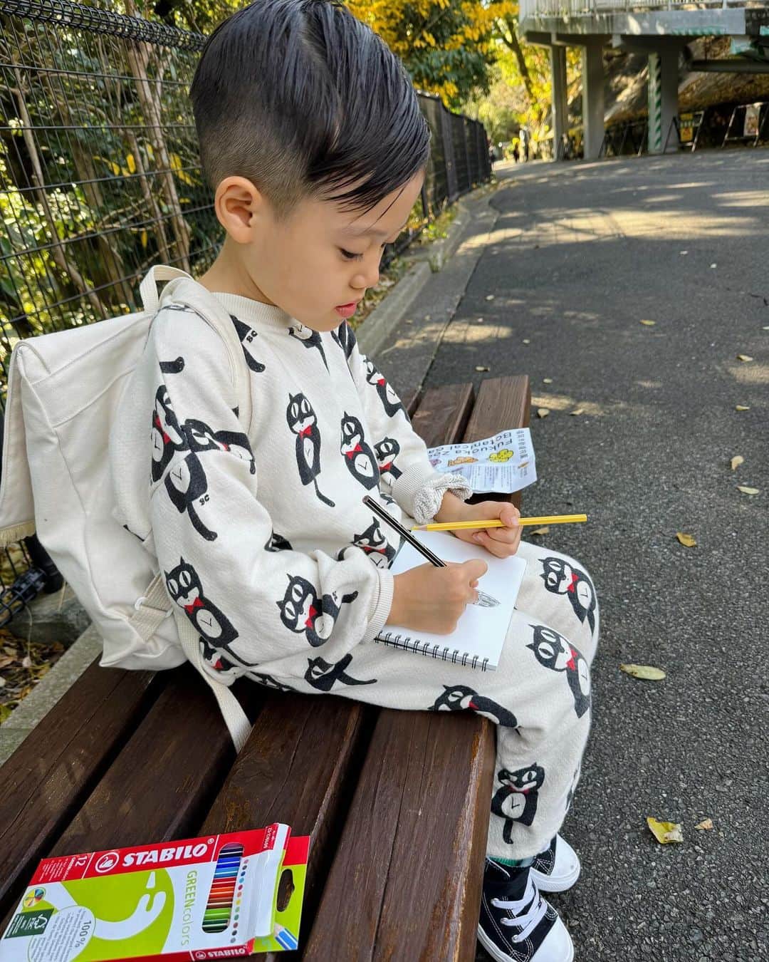 Chocolatさんのインスタグラム写真 - (ChocolatInstagram)「コルチェアのポップアップ翌日も最高のお天気で暑いくらい🌞とても12月とは思えない陽気でした。 yockaノナカさんからもらったスケッチブックと色鉛筆を持って　#福岡市動植物園　へ2人きりで行った明人氏と息子。息子は、たくさん動物をスケッチして、大好きな鷲も見られて大満足、閉園まで目一杯遊んで帰ってきました。  福岡市動植物園は今まで行った動物園の中で、いちばん綺麗でおしゃれなベスト動物園だったそうで、父子で忘れられない日になったようです🥰　 #6歳6ヶ月  #母は古着屋巡り」12月11日 19時51分 - chocolatandakito
