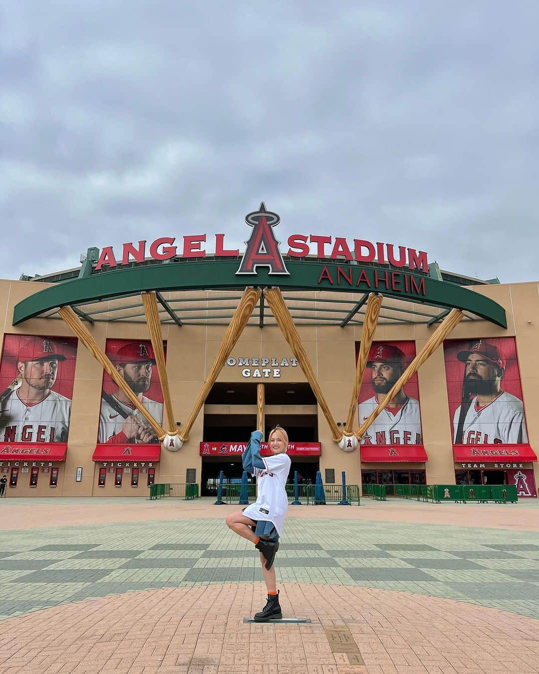 入山杏奈のインスタグラム：「大谷選手の移籍発表ニュースをみて、そういえばLA🇺🇸の写真まだあげてない！旬が過ぎる！！！と思ったので載せます笑 今年の5月のヨーロッパ旅行のあとですね、メキシコシティに戻って、5時間後くらいの飛行機でLAに向かうという超過密スケジュール😂 等身大大谷選手、大きすぎてびっくりした！ ちなみにこのときエンゼルスタジアムで買った部屋着を着てたら、5歳の甥っ子が「これって大谷さんのー？」って聞いてきて、わたしの甥っ子天才すぎるし(おばバカです)、5歳にまで認知されてる大谷選手すごい！ってなりました👼🏻  Vi la noticia de que Otani firmará con Dodgers y recordé que no había subido las fotos de L.A. 😂😂 Fui al Angel Stadium of Anaheim y conocí a Otani en persona (la 2da foto jajaja)  @his_japan @his_latinamerica @his_usa  #入山杏奈と行くLAエモ旅」