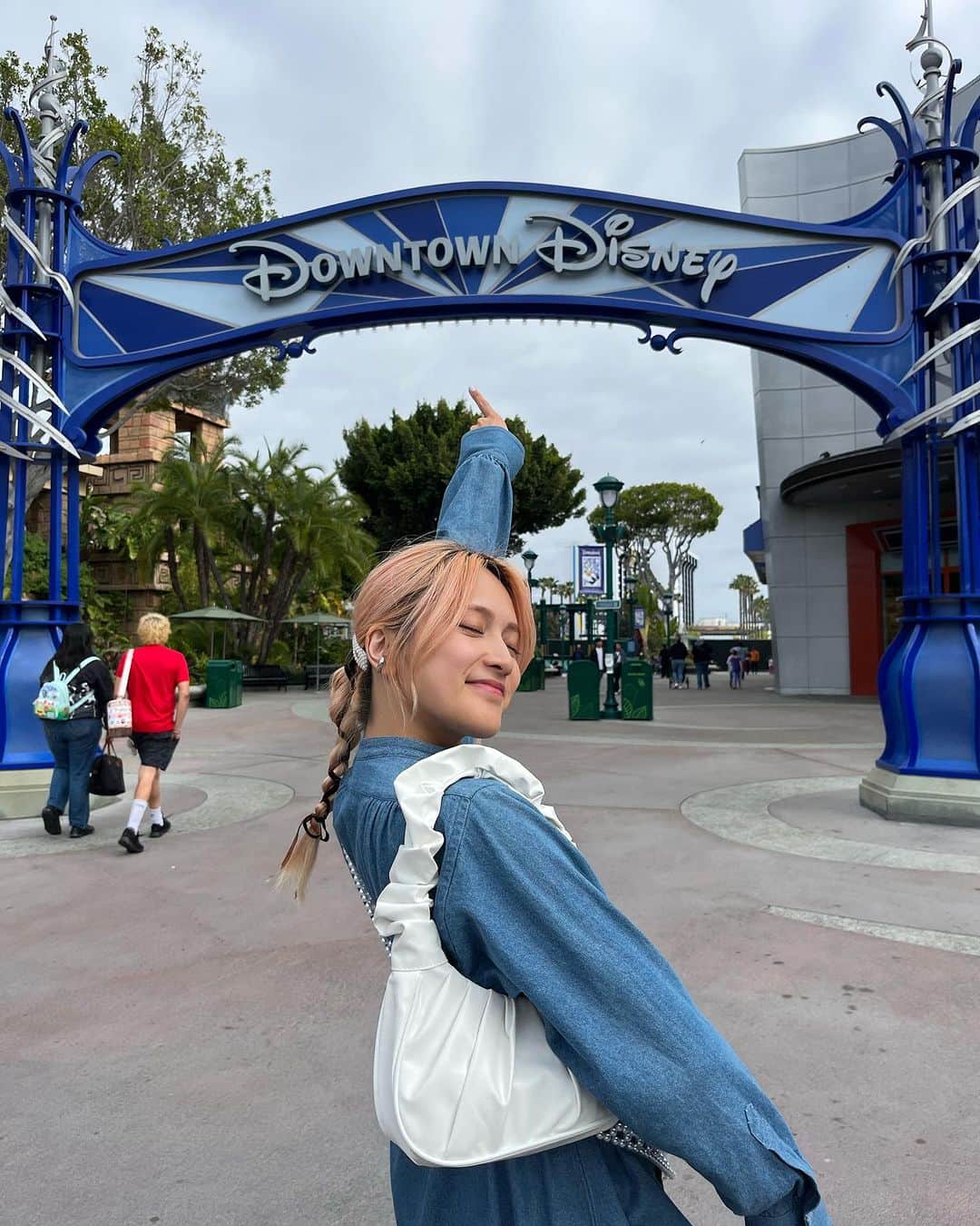 入山杏奈さんのインスタグラム写真 - (入山杏奈Instagram)「大谷選手の移籍発表ニュースをみて、そういえばLA🇺🇸の写真まだあげてない！旬が過ぎる！！！と思ったので載せます笑 今年の5月のヨーロッパ旅行のあとですね、メキシコシティに戻って、5時間後くらいの飛行機でLAに向かうという超過密スケジュール😂 等身大大谷選手、大きすぎてびっくりした！ ちなみにこのときエンゼルスタジアムで買った部屋着を着てたら、5歳の甥っ子が「これって大谷さんのー？」って聞いてきて、わたしの甥っ子天才すぎるし(おばバカです)、5歳にまで認知されてる大谷選手すごい！ってなりました👼🏻  Vi la noticia de que Otani firmará con Dodgers y recordé que no había subido las fotos de L.A. 😂😂 Fui al Angel Stadium of Anaheim y conocí a Otani en persona (la 2da foto jajaja)  @his_japan @his_latinamerica @his_usa  #入山杏奈と行くLAエモ旅」12月11日 19時52分 - iamannairiyama