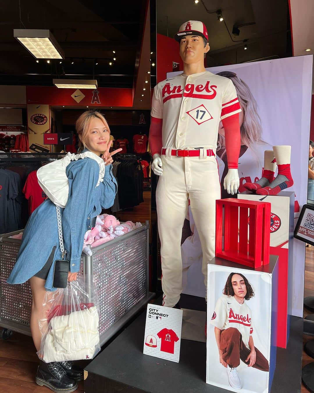 入山杏奈さんのインスタグラム写真 - (入山杏奈Instagram)「大谷選手の移籍発表ニュースをみて、そういえばLA🇺🇸の写真まだあげてない！旬が過ぎる！！！と思ったので載せます笑 今年の5月のヨーロッパ旅行のあとですね、メキシコシティに戻って、5時間後くらいの飛行機でLAに向かうという超過密スケジュール😂 等身大大谷選手、大きすぎてびっくりした！ ちなみにこのときエンゼルスタジアムで買った部屋着を着てたら、5歳の甥っ子が「これって大谷さんのー？」って聞いてきて、わたしの甥っ子天才すぎるし(おばバカです)、5歳にまで認知されてる大谷選手すごい！ってなりました👼🏻  Vi la noticia de que Otani firmará con Dodgers y recordé que no había subido las fotos de L.A. 😂😂 Fui al Angel Stadium of Anaheim y conocí a Otani en persona (la 2da foto jajaja)  @his_japan @his_latinamerica @his_usa  #入山杏奈と行くLAエモ旅」12月11日 19時52分 - iamannairiyama