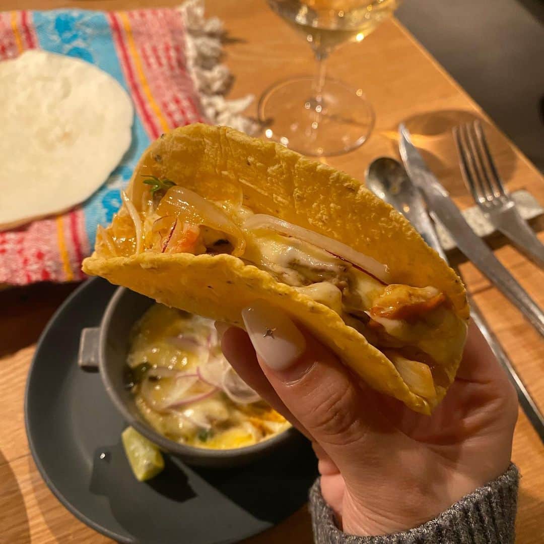 潘佳伊さんのインスタグラム写真 - (潘佳伊Instagram)「エシカルをコンセプトにした伝統メキシカンが食べれるお店　　　　@ethica.ginza 🌮  デートにぴったりで本格的なメキシカンを食べたい人はおすすめ🥹 しかもミシュランに先日掲載され、掲載されてから初めての提供が私だったらしく嬉しくなった☺️  Winter Casual Course ❄️  冬の地球  白子のアクアチレ　大和橘の香り  ラハスコンケソのタコス  鴨と九条葱、大根の薬膳モレ  金目鯛のメキシコ風炊き込みご飯  コーヒーまたは紅茶  PR @ethica.ginza #メキシカンレストラン #メキシコ料理店 #銀座レストラン #エシカルフード #オーガニックレストラン #ナチュラルワインが飲める店 #ヴィーガンレストラン #自然派ワインが飲めるお店」12月11日 19時55分 - hankaichan