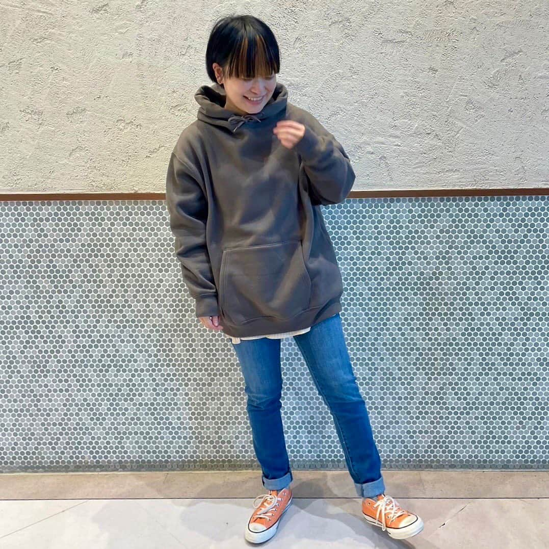 HEART MARKET (ハートマーケット)さんのインスタグラム写真 - (HEART MARKET (ハートマーケット)Instagram)「. . NEW  ARRIVAL ♡  ぬくぬくパーカー (#bs2312334)  price :  税込¥5,390  　　　【WINTER SALE30%オフ】➡︎税込¥3,773 size :  FREE color ：4 （CCL着用）  ㅤㅤㅤㅤㅤㅤㅤㅤㅤㅤㅤㅤ ㅤㅤㅤㅤㅤㅤㅤㅤㅤㅤ軽くてあたたかい♡ 寒い季節には欠かせないアイテムです😊 ゆったりサイズでお尻が隠れる着丈も嬉しいポイントです✨ ㅤㅤㅤㅤㅤㅤㅤㅤㅤㅤ ㅤㅤㅤㅤㅤㅤㅤㅤㅤㅤㅤㅤ ㅤㅤㅤㅤㅤㅤㅤㅤㅤㅤㅤㅤ DAY 1 ◉コーデアイテム もちもちタートルロンT (#fr2310457)  やわらかコーデュロイワイドパンツ ㅤㅤㅤㅤㅤㅤㅤㅤㅤㅤ(#sa2311975)  ㅤㅤㅤㅤㅤㅤㅤㅤㅤㅤㅤㅤ DAY 2 ◉コーデアイテム ポケ付ブラッシュドシャツチュニック (#gl2311102) ㅤㅤㅤㅤㅤㅤㅤㅤㅤㅤㅤㅤ　 ㅤㅤㅤㅤㅤㅤㅤㅤㅤㅤㅤㅤデニムタックパンツ2 (#sa2310935)  ㅤㅤㅤㅤㅤㅤㅤㅤㅤㅤㅤㅤ DAY 3 ◉コーデアイテム カットジャガードタックパンツ (#sa2311968)  ㅤㅤㅤㅤㅤㅤㅤㅤㅤㅤㅤㅤ DAY 4 ◉コーデアイテム ランダムテレコヘンリーネック2WAYチュニック (#hp2309012)  やわらかプレミアムスキニー2309 ㅤㅤㅤㅤㅤㅤㅤㅤㅤㅤ(#hp2309000)  ㅤㅤㅤㅤㅤㅤㅤㅤㅤㅤㅤㅤ 【モデル身長：155cm】 @hm_gecci  ㅤㅤㅤㅤㅤㅤㅤㅤㅤㅤㅤㅤ #ハートマーケット #heartmarket #heartmarket_tops #heartmarket_bottom #heartmarket_大人カジュアル #heartmarket_ナチュラル #ハトマコーデ #カジュアルコーデ #カジュアル #ファッション #冬コーデ  #今日のコーデ #outfit #ootd #fashion #着回し #着回しコーデ #パーカー #パーカーコーデ #あったかコーデ #楽ちんコーデ #パーカー女子」12月11日 19時59分 - heartmarket