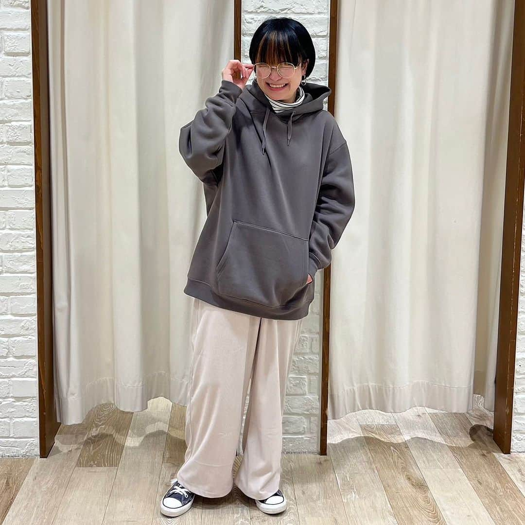 HEART MARKET (ハートマーケット)さんのインスタグラム写真 - (HEART MARKET (ハートマーケット)Instagram)「. . NEW  ARRIVAL ♡  ぬくぬくパーカー (#bs2312334)  price :  税込¥5,390  　　　【WINTER SALE30%オフ】➡︎税込¥3,773 size :  FREE color ：4 （CCL着用）  ㅤㅤㅤㅤㅤㅤㅤㅤㅤㅤㅤㅤ ㅤㅤㅤㅤㅤㅤㅤㅤㅤㅤ軽くてあたたかい♡ 寒い季節には欠かせないアイテムです😊 ゆったりサイズでお尻が隠れる着丈も嬉しいポイントです✨ ㅤㅤㅤㅤㅤㅤㅤㅤㅤㅤ ㅤㅤㅤㅤㅤㅤㅤㅤㅤㅤㅤㅤ ㅤㅤㅤㅤㅤㅤㅤㅤㅤㅤㅤㅤ DAY 1 ◉コーデアイテム もちもちタートルロンT (#fr2310457)  やわらかコーデュロイワイドパンツ ㅤㅤㅤㅤㅤㅤㅤㅤㅤㅤ(#sa2311975)  ㅤㅤㅤㅤㅤㅤㅤㅤㅤㅤㅤㅤ DAY 2 ◉コーデアイテム ポケ付ブラッシュドシャツチュニック (#gl2311102) ㅤㅤㅤㅤㅤㅤㅤㅤㅤㅤㅤㅤ　 ㅤㅤㅤㅤㅤㅤㅤㅤㅤㅤㅤㅤデニムタックパンツ2 (#sa2310935)  ㅤㅤㅤㅤㅤㅤㅤㅤㅤㅤㅤㅤ DAY 3 ◉コーデアイテム カットジャガードタックパンツ (#sa2311968)  ㅤㅤㅤㅤㅤㅤㅤㅤㅤㅤㅤㅤ DAY 4 ◉コーデアイテム ランダムテレコヘンリーネック2WAYチュニック (#hp2309012)  やわらかプレミアムスキニー2309 ㅤㅤㅤㅤㅤㅤㅤㅤㅤㅤ(#hp2309000)  ㅤㅤㅤㅤㅤㅤㅤㅤㅤㅤㅤㅤ 【モデル身長：155cm】 @hm_gecci  ㅤㅤㅤㅤㅤㅤㅤㅤㅤㅤㅤㅤ #ハートマーケット #heartmarket #heartmarket_tops #heartmarket_bottom #heartmarket_大人カジュアル #heartmarket_ナチュラル #ハトマコーデ #カジュアルコーデ #カジュアル #ファッション #冬コーデ  #今日のコーデ #outfit #ootd #fashion #着回し #着回しコーデ #パーカー #パーカーコーデ #あったかコーデ #楽ちんコーデ #パーカー女子」12月11日 19時59分 - heartmarket