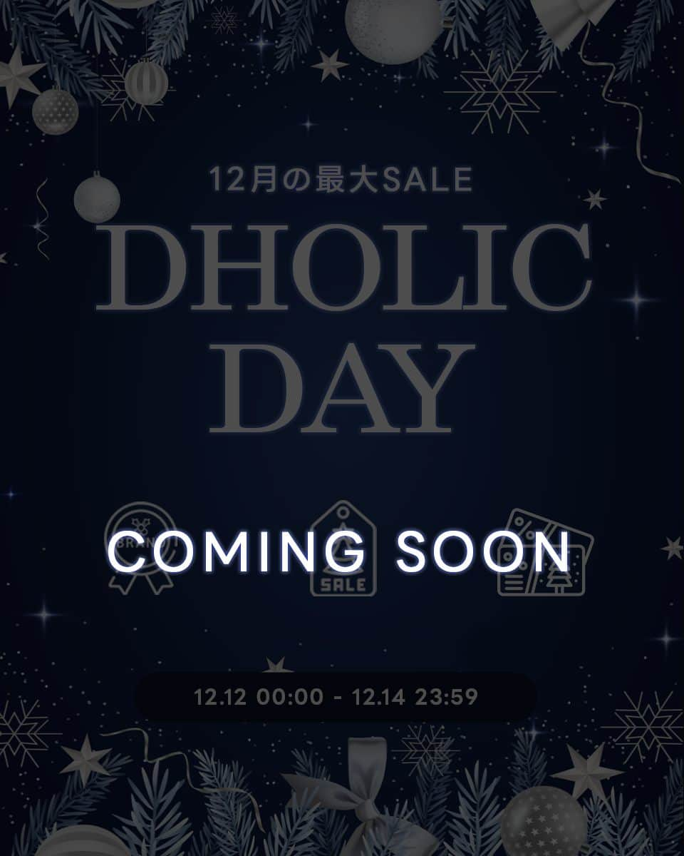 DHOLICのインスタグラム：「🗣みなさんにお知らせがあります。   coming soon..  ┊✧✧✧ 12月の最大SALE ✧✧✧┊ ┊✧✧✧❆𝐃𝐇𝐎𝐋𝐈𝐂 𝐃𝐀𝐘❆✧✧✧┊  🗓12/12(火)0:00 ～ 12/14(木)23:59 期間中「毎日」豪華なスペシャルビックイベント開催🎊 イベントの詳細発表は【12/12(火)0:00】公式アカウントよりストーリーズ配信！  イベント尽くしの豪華な3日間⛄💭 冬のトレンドアイテムをお得にショッピングするなら今👀 ※こちらのイベントはオンラインサイトでの実施となっております。  この機会をお見逃しなく🏃‍♀️！！！  Have a happy DHOLIC DAY..❤️‍🔥 . . . #dholic #ディーホリック #DHOLICDAY #韓国通販 #韓国ファッション通販 #韓国トレンド#冬トレンド #セール # #ビッグセール #クリスマスコーデ #アウター #コート #ニット #プチプラファッション」