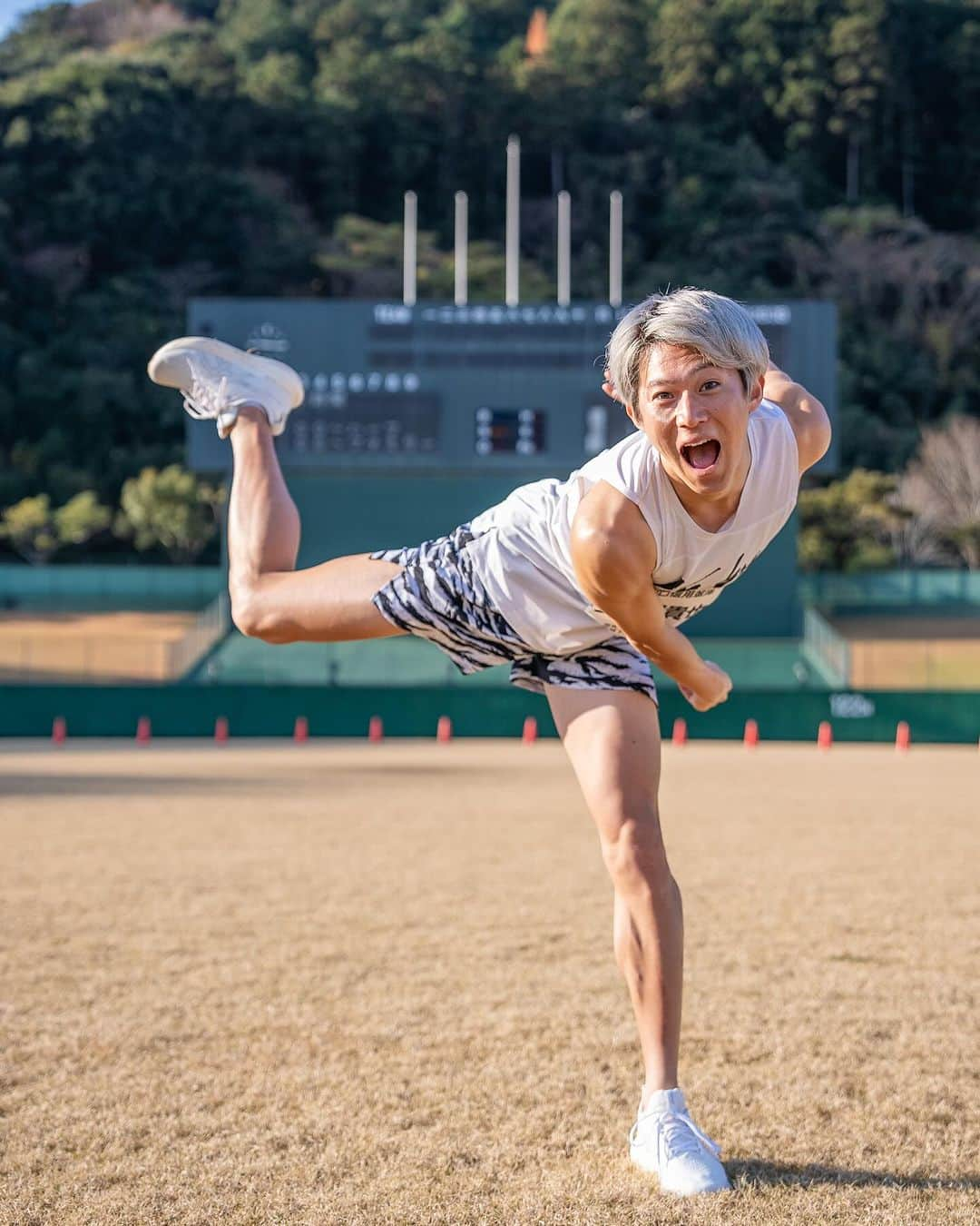 三津家貴也さんのインスタグラム写真 - (三津家貴也Instagram)「. 【萩城下町マラソン】 5kmの部に出場し16分00秒、何とか1番でゴールすることができました！(OP) ラスト1kmは登りでかなりキツかったんですが、みんながたくさん応援してくれて何とか走りきることができました。 5kmはより多くの人が気軽に走れるレースかなと思うので初心者の方もぜひチャレンジしてみてください☺️ また今回は初めての山口県でしっかり地元の良さをみんなに届けたいなと思って動画も作りました。 マラソン・ランニングをさらに盛り上げていくためにも、走るだけじゃなく前後に美味しいものを食べたり、観光や宿泊したりする楽しさを広めていくことで、より地域の活性化に貢献できたらと思っています。 そうすることでよりマラソンを応援してくれる行政や企業が増えていって、新しい施策やより大きい規模の大会にしていけるかなぁと。 まずはそのためにも自分がまず楽しみきること。 レース後には松陰神社、プリン亭、宇部空港のエヴァンゲリオンまで満喫できました。 ぜひみんなも旅行がてらにマラソン、マラソンがてらに旅行を楽しんでみてください^_^ 来週は初めての和歌山で和歌山ジャズマラソンにチャレンジします🔥 Photo by @reiji_0819  #山口県萩市 #萩城下町マラソン #宇部空港  #エヴァンゲリオン#諱 #松蔭神社 #プリン亭  #マラソン大会 #旅行 #ラントリップ」12月11日 20時00分 - takaya_mitsuka