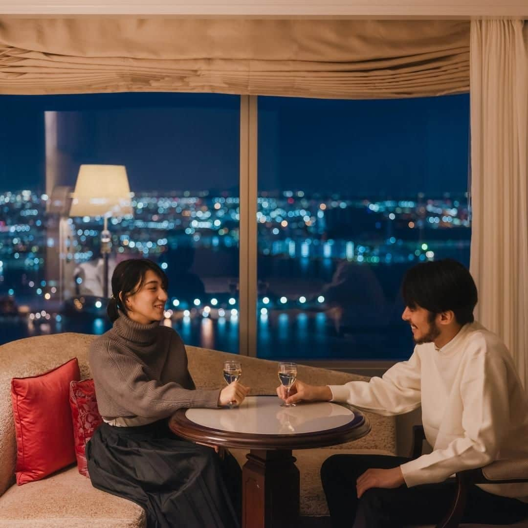 横浜ロイヤルパークホテルさんのインスタグラム写真 - (横浜ロイヤルパークホテルInstagram)「... ＼夜景とともにくつろぎの時間を🍷／  満天の星空を思わせる、煌めきに満ちた夜🌙 横浜ランドマークタワー高層階から望む夜景は、まるで時が止まったような静寂と美しさがあります。  客室はまるで街の光と影を纏う特別な舞台。 静寂の中で、窓ガラスに映るおふたりの影がそっと談笑する姿は、映画の一場面のようです。  今宵は、窓辺で心温まる会話とともに、夜の幕がゆっくりと下りていくひとときをお愉しみください🌃  … 空と隣り合う「横浜ロイヤルパークホテル」 @yokohamaroyalparkhotel  #横浜ロイヤルパークホテル #yokohamaroyalparkhotel #royalparkhoteljp #ロイパ #横浜ロイパ #横浜ランドマークタワー #ランドマークタワー #ホテル #hotel #ラグジュアリーホテル #luxuryhotel #横浜ホテル #みなとみらいホテル #国内旅行 #横浜旅行 #横浜観光 #みなとみらい観光 #myyokohama #travel_japan #travel_jp #yokohamatrip #yokohamatravel #yokohamahotel」12月11日 20時00分 - yokohamaroyalparkhotel