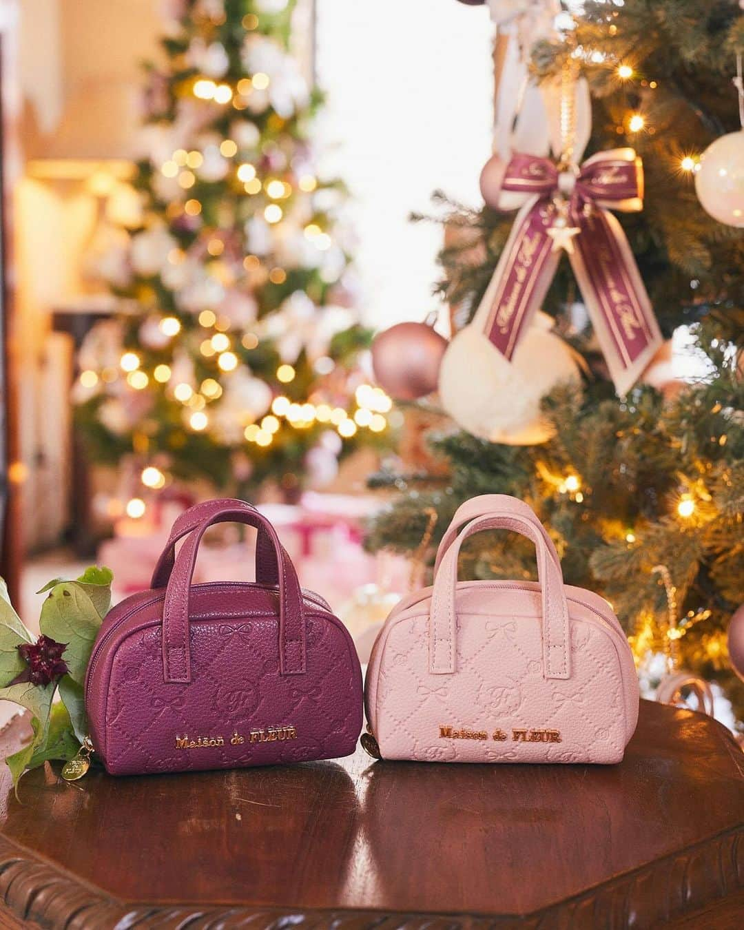 maisondefleur_pressさんのインスタグラム写真 - (maisondefleur_pressInstagram)「【Maison de FLEURのXmas】  クリスマスツリーのオーナメントから着想を得た 特別なバッグチャーム♪  モノグラムやビジュー、リボン、ファーなど Maison de FLEURで人気のモチーフを詰め込みました✨  ツリーのデコレーションに使えば Maison de FLEURならではの オリジナルのツリーが完成します🎄  バッグデザインのチャームは ミニポーチとして使えるのでギフトにもおすすめ！ . . #maisondefleur #メゾンドフルール #ビジュー #キラキラ #ホリデー #モノグラム #ファー #ポンポン #ミニポーチ #オーナメント #🎄 #クリスマスオーナメント  #クリスマス #クリスマスギフト #バッグチャーム  #チャーム #ポーチ #pouch #ribbon #リボン #ミニトート #ギフト #gift #プレゼント  #クリスマス準備 #xmasgift #クリスマスツリー #xmasgifts #xmasgiftideas」12月11日 20時01分 - maisondefleur_press