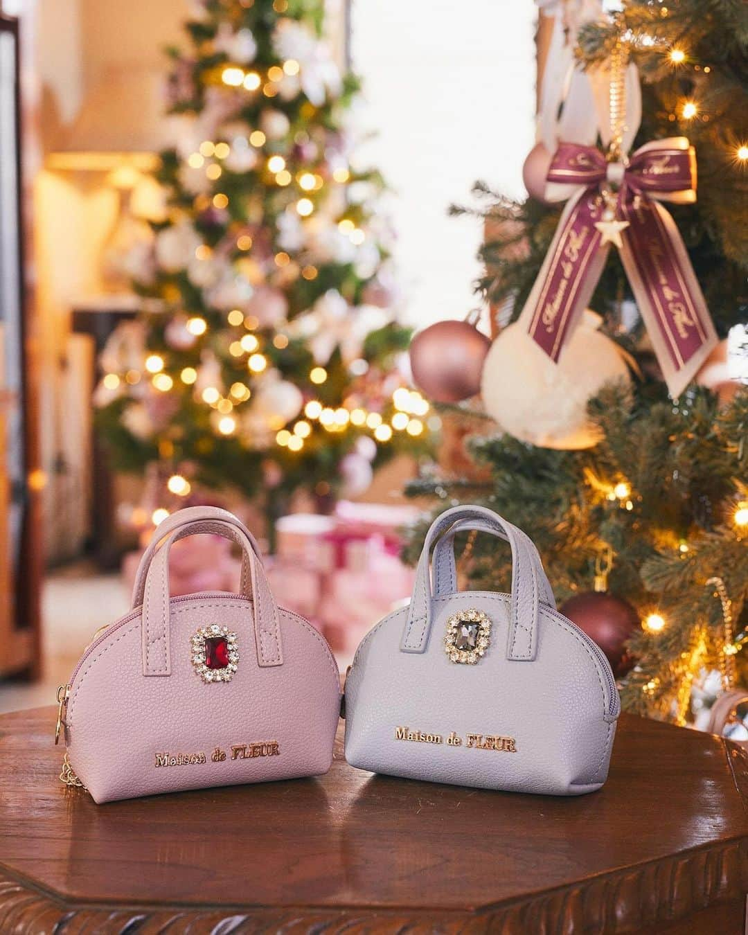 maisondefleur_pressのインスタグラム：「【Maison de FLEURのXmas】  クリスマスツリーのオーナメントから着想を得た 特別なバッグチャーム♪  モノグラムやビジュー、リボン、ファーなど Maison de FLEURで人気のモチーフを詰め込みました✨  ツリーのデコレーションに使えば Maison de FLEURならではの オリジナルのツリーが完成します🎄  バッグデザインのチャームは ミニポーチとして使えるのでギフトにもおすすめ！ . . #maisondefleur #メゾンドフルール #ビジュー #キラキラ #ホリデー #モノグラム #ファー #ポンポン #ミニポーチ #オーナメント #🎄 #クリスマスオーナメント  #クリスマス #クリスマスギフト #バッグチャーム  #チャーム #ポーチ #pouch #ribbon #リボン #ミニトート #ギフト #gift #プレゼント  #クリスマス準備 #xmasgift #クリスマスツリー #xmasgifts #xmasgiftideas」