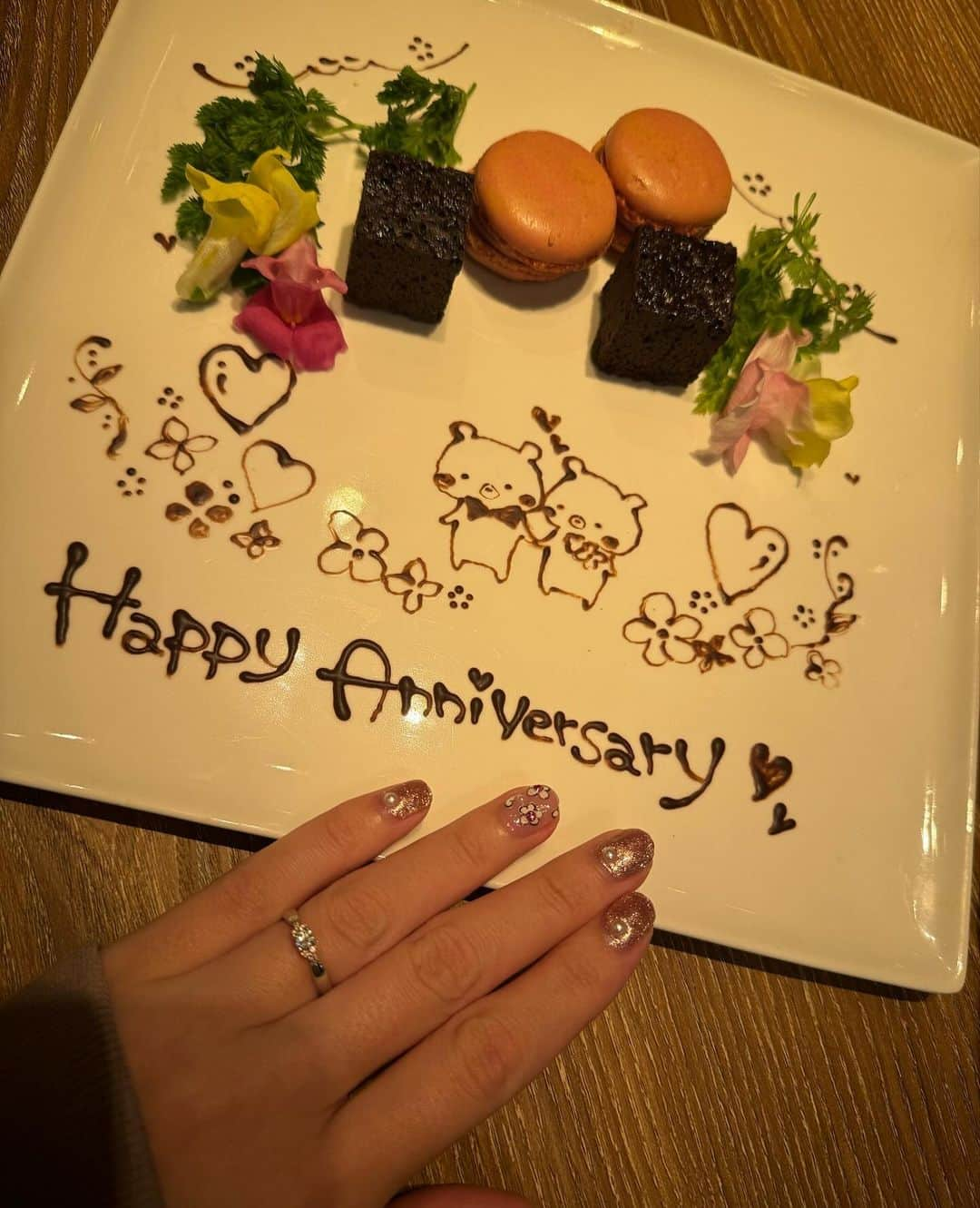 尻無浜冴美さんのインスタグラム写真 - (尻無浜冴美Instagram)「12月8日で7回目結婚記念日を迎えました🎉ホルモンうしごろ(@ushigoro_hormon)お祝い😋  新鮮なホルモンは臭みが全くなくて ホルモン好きはもちろんホルモンがちょっと苦手な方でも美味しく食べられると思う♪  ホルモンはどれも美味しかったんだけど中でもお気に入りが“とろけるロース”(写真7,8枚目) 甘だれが卵と絡んで口の中でとろけた🤤✨ “極みのタン”や“ホルモン盛り合わせ” お酒との相性抜群でついついメガサイズいっちゃったよね🍺 店内も活気があってカジュアルな雰囲気、ハッピーアワーもやってるからのんべえにはたまらないと思う😍  めちゃくちゃかわいいお祝いプレートも用意して頂き 子連れで結婚記念日お祝いできて嬉しかったな✨  メニューはこちら✍️  〈前菜〉 　コリコリ大根キムチ 　チョレギサラダ 　塩もつ煮込み 〈刺し〉 　ウルテ刺し　九条ネギ 　上ミノ刺し 　極上月見ハツユッケ 〈ホルモン〉 　極みのタン　薄切り 　名物！ホルモン盛り合わせ 〈正肉〉 　とろけるロース　卵付き 〈お食事〉 　本気の辛ラーメン  📍東京都目黒区上目黒２丁目１２−１１  TODA BLD 1F  #PR #炭火焼肉ホルモンうしごろ中目黒店 #中目黒ディナー #中目黒焼肉 #ホルモンうしごろ #中目黒グルメ #結婚記念日 #結婚記念日ディナー #結婚記念日ごはん」12月11日 20時13分 - saemi_shinahama