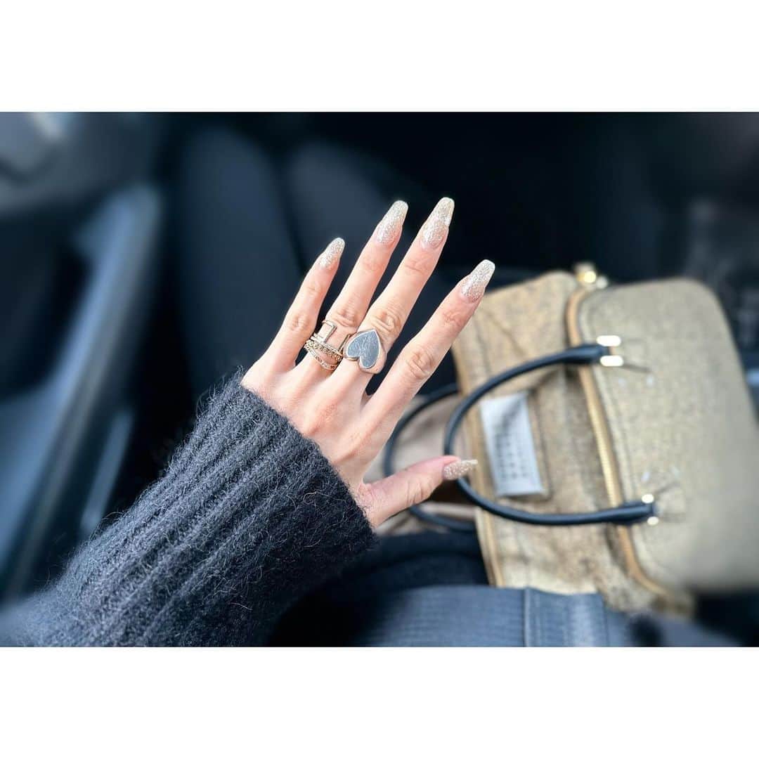 小林有里のインスタグラム：「♡ 💅✨❄️✨ . . 年末ですし、 キラキラしました。 . 向こうが ちょっぴり透けるの。 . . . 床に落ちた定規は拾えないけど 最近長めが好み🥰 . . . . #kobafashion  #newnails」