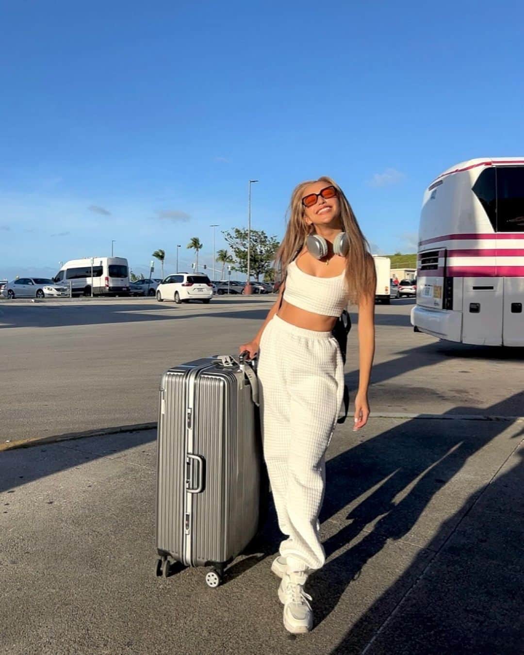ユミ のインスタグラム：「flight outfit in Guam AirPort✨💚🛩   さぁて！！😤ようやく落ち着いたので こっからは♡Postにも Guam Girls trip  たくさん載せてゆきまーっす💙🩵🌴  機内はゆるっとセットアップでしたん🤍 空港出るなり暖かい気候と 可愛い🌴達にお出迎えされて🧡 最高～🥰🤤  @visitguam_jp  #hereweguam #pr #girlstrip #travelphotography#traveloutfit  #airportoutfit」