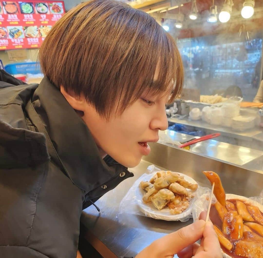 塩澤英真さんのインスタグラム写真 - (塩澤英真Instagram)「Got the Seoul vibe 🧸♥️♥️  진짜美味しかった #대한민국 #한국 #명동 #동대문 #明洞 #韓国 #東大門 #korea #韓国屋台 #韓国料理 #ソウル #トッポッキ #떡볶이 #김말이 #순대 #티김 #seoul #séoul #seoulkorea #CASS #seoultrip #seoultravel #travel #explorepage #ZB1 #성한빈 #김규빈 #시오자와히데마사 #HIDEMASASHIOZAWA #塩澤英真」12月11日 20時07分 - hidemasa_shiozawa