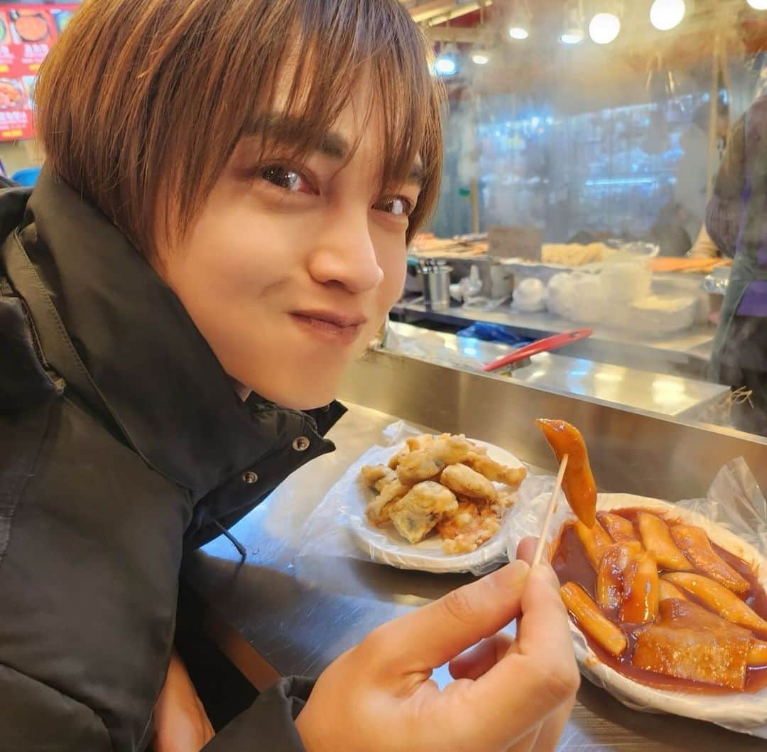 塩澤英真さんのインスタグラム写真 - (塩澤英真Instagram)「Got the Seoul vibe 🧸♥️♥️  진짜美味しかった #대한민국 #한국 #명동 #동대문 #明洞 #韓国 #東大門 #korea #韓国屋台 #韓国料理 #ソウル #トッポッキ #떡볶이 #김말이 #순대 #티김 #seoul #séoul #seoulkorea #CASS #seoultrip #seoultravel #travel #explorepage #ZB1 #성한빈 #김규빈 #시오자와히데마사 #HIDEMASASHIOZAWA #塩澤英真」12月11日 20時07分 - hidemasa_shiozawa