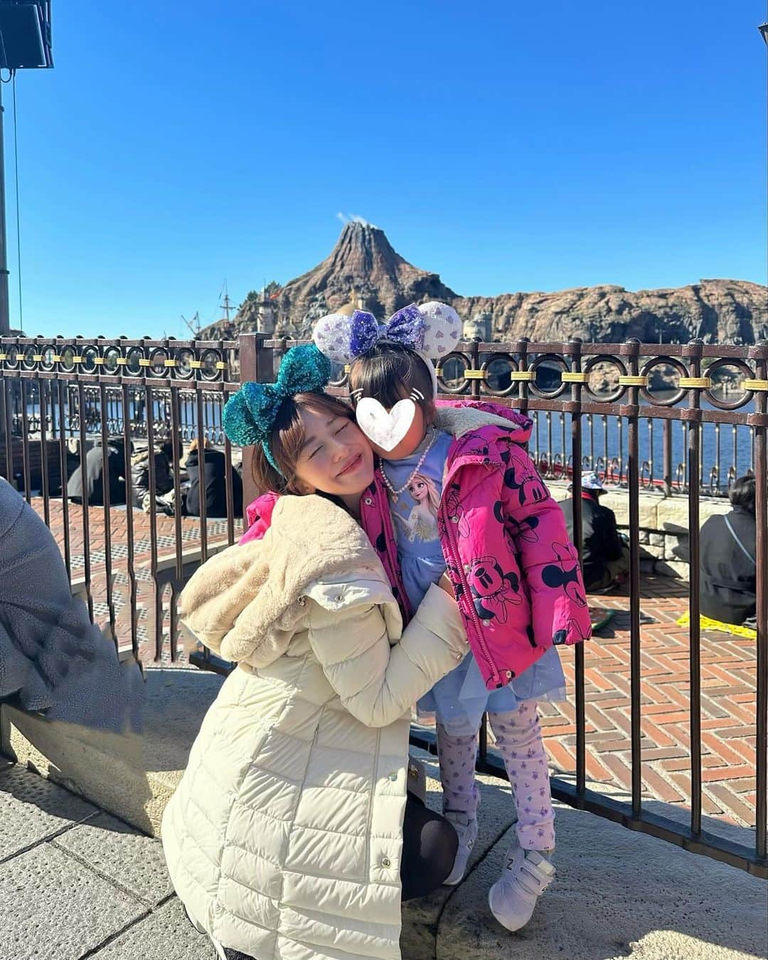 水野佐彩のインスタグラム：「・ 先日のdisney🤍🩵💙🤍  娘がつけているネックレスやリボンは @monkey.bowからいただいた 可愛いギフトボックスに入っていたもの🎀💕 イギリスの職人さんによって手作りされている 高品質のリボンブランドなんだそう✨✨ 海外配送できるみたいなので 気になるママさんぜひチェックしてみてね☺️💕💕  #PR #monkeybow #リボンバレッタ #ヘアアクセサリー」