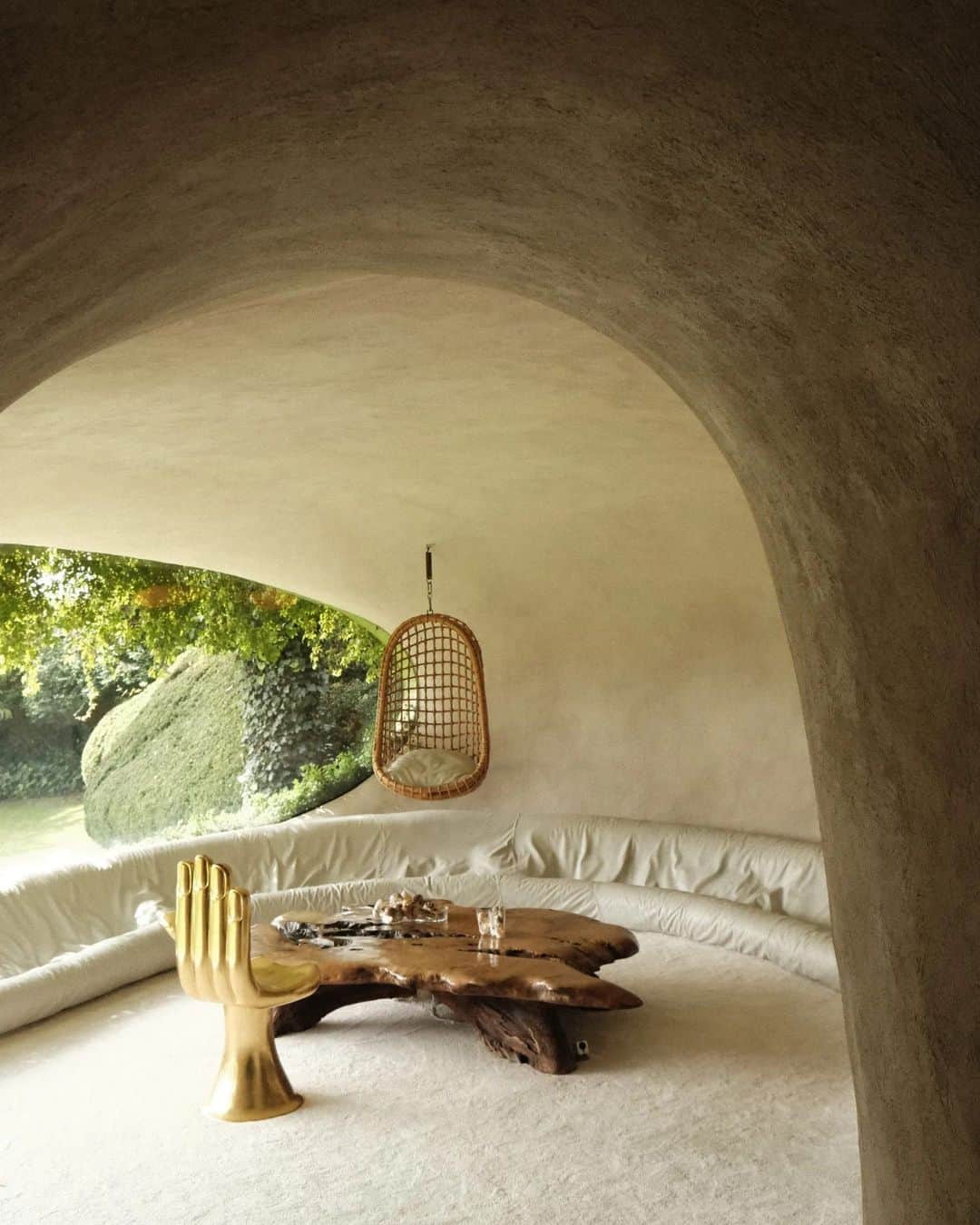 Vogue Italiaのインスタグラム：「Quando pensiamo a un viaggio esotico, spesso desideriamo trovare una destinazione che sia un mix tra cultura da scoprire, natura incontaminata e mare cristallino. Il Messico offre tutto questo: l’ideale sarebbe ritagliarsi 15 giorni e iniziare il viaggio a Oaxaca, cittadina coloratissima e culla di svariate tradizioni culturali e artigianali, passando poi per la costa pacifica e concludendo l'itinerario nella capitale, Città del Messico. Dai ristoranti alle spiagge, fino alle case d'arte e gli hotel più caratteristici, scopri il racconto e diario fotografico del Messico più autentico a cura di Alessia Bossi (@theuniqueorn) al nostro link in bio.   #VogueInspires」