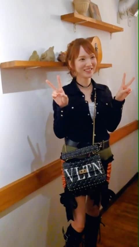 下田美咲のインスタグラム：「美咲に会い隊vol.1のラストの、参加者のナイスアイディアにより急遽始まった撮影会の時😂💕これを動画で残しておいてくれて送ってくれるシゴデキすぎな会い隊のメンバー😂💕そしてみんな本当に、私の香水をつけて帰りました。可愛い人たちだよ！匂いで思い出してくれたかな！！」