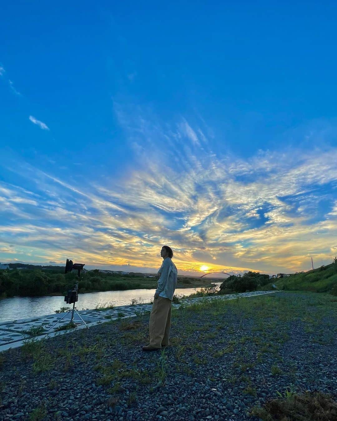 山﨑賢人さんのインスタグラム写真 - (山﨑賢人Instagram)「天気が味方してくれて撮影できました！ #空 #2024年カレンダーオフショット #モノクロ #12月19日発売」12月11日 20時22分 - kentooyamazaki_mg