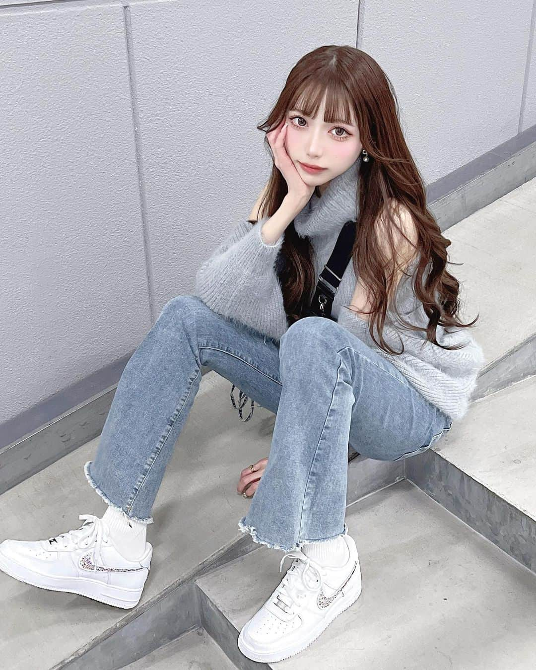 あやちゃんさんのインスタグラム写真 - (あやちゃんInstagram)「キラキラスニーカーみてー！！👟💎✦ ちょーーー可愛いすぎでは🥹🥹 私のデコエアフォース🤍夜キラッキラでテンションあがる✨ @jewelryartai でオーダーしたよ✨ 沢山履くー🤍🤍🤍 肩見せニットとデニムはどちらも @avectoi_official_ ︎︎︎︎❤︎  #デコスニーカー #キラキラスニーカー #スワロフスキーデコ  #エアフォース #ナイキスニーカー #ナイキ女子 #スニーカーコーデ #スニーカー女子 #カジュアルコーデ #エアフォースワン #白スニーカー #ナイキエアフォース1 #スニーカーカスタム #デニムコーデ #nikeairforce1 #nikeshoes」12月11日 20時22分 - aya.you.love.r