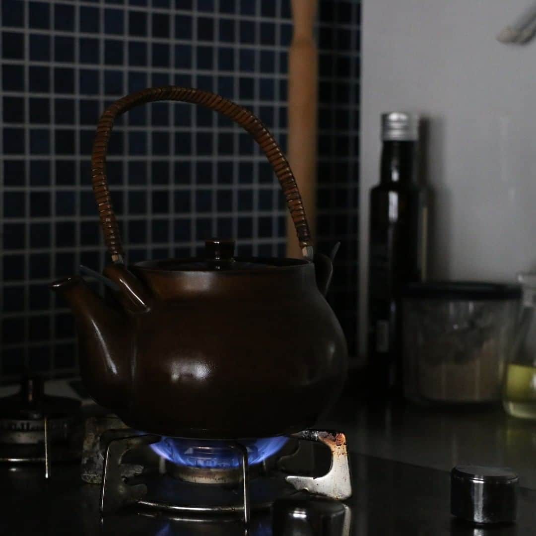 中川政七商店さんのインスタグラム写真 - (中川政七商店Instagram)「#わたしの好きなもの、萬古焼の耐熱土瓶  -------------------- “こぽこぽと沸く音が、 くつろぎ時間のはじまり。”  冬本番を迎えて、 温かいお茶が欠かせない日々を送っています。 今までは電気ケトルでお湯を沸かしていましたが、この土瓶が来てからは、断然土瓶派に！  もちろん、買うまで迷いました。。 電気ケトルは便利です。 湧いたら勝手に電源が切れるし、 料理の時は絶対使うからいらないなんてことはない。 それに、常に出しておく道具をもう一つ買って 邪魔にならないか‥‥。  結論、買いました。 なくてもいいかもしれないけれど、 あると幸せな気持ちになる。 飲む分量しか入れないのと、 土瓶の保温性のおかげで意外と早くお湯が沸くので、カップやおやつを用意していると、こぽこぽとお湯の沸く音が。  夜の少し暗いキッチンで、 ガスの火とこの音の雰囲気が、 「さて、ゆっくりしますか」という 気持ちにさせてくれます。 このひとときがたまりません。  やかんほど大きくないので、 キッチンを圧迫することなく、 ちょこんとそこにいる感じです。 私はたっぷり飲むのでマグカップ派です。 さらに2杯は欲しいので、多めに沸かします。  マグカップでたっぷり、2杯は飲みたいので、 少し多めに沸かしていますが、 保温性が高いおかげで2杯目も温かさが残っています。 仮に冷めてしまっても、そのままコンロで温め直しができるので、とても気軽です。  夜は、ほうじ茶や番茶をよく飲んでいて、 どちらも土瓶にバサッと入れて ちょっと待ったら出来上がりという感じで、 気軽に淹れています。 目盛りが付いているおかげで、 お湯の量に関しては今までよりも ちゃんと淹れることができているはず‥‥。  帰宅後の時間は1分でももったいないと、 毎日がバタバタです。 でも、便利な家電の中にこういう ちょっと手がかかるけど、 それ以上にほっとさせてくれる道具があっても いいなと、 毎晩こぽこぽお湯が沸く様子を眺めています。  編集担当　今井 --------------------  ▶萬古焼の耐熱土瓶／￥10,450  🦌プロフィールのリンクから、詳しい情報をご覧いただけます @nakagawamasa7  🦌渋谷店では代引きを承っております(03-6712-6148)  ． 日本の工芸が教えてくれる 暮らしかた、生きかた。  Japan’s kogei. Teaching us how to live how to be. ．  #中川政七商店 #nakagawamasashichi #工芸 #暮らしの道具 #シンプルな暮らし #暮らし #暮らしを楽しむ #日本の暮らし #日々のこと #土瓶 #萬古焼 #万古焼 #耐熱 #急須 #ポット」12月11日 20時22分 - nakagawamasa7