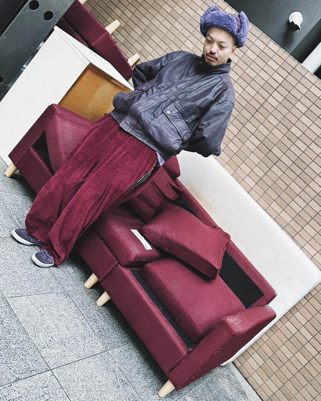 トヲルさんのインスタグラム写真 - (トヲルInstagram)「🛋️  #紫以外捨てました  紫は捨てんな👾  #紫のソファー #粗大ゴミ #トヲルコーデ  #紫の人 #紫コーデ #パープルコーデ #ワントーンコーデ  #オールパープル #wear  #wearista #レザージャケット #紫レザージャケット #トラックパンツ #フライトキャップ  #leh」12月11日 20時16分 - toworu55