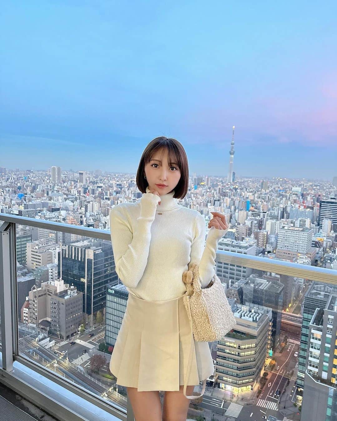 安藤笑さんのインスタグラム写真 - (安藤笑Instagram)「. .  ぴったりのミニスカートになかなか出逢えないんだけど フィットして綺麗な形でサイズもぴったりのスカートに出逢えた🧥  Tops: @anuans.official  Skirt: @maybins_japan  Bag: @charleskeith_jp   . .  #韓国ファッション  #maybins」12月11日 20時18分 - emichii87